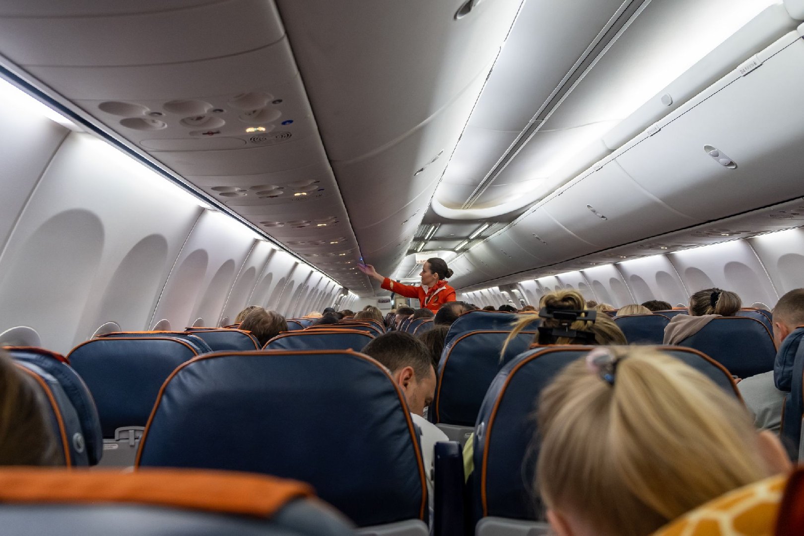 Пьяный россиянин устроил дебош в салоне самолёта и сорвал вылет из Турции в Москву