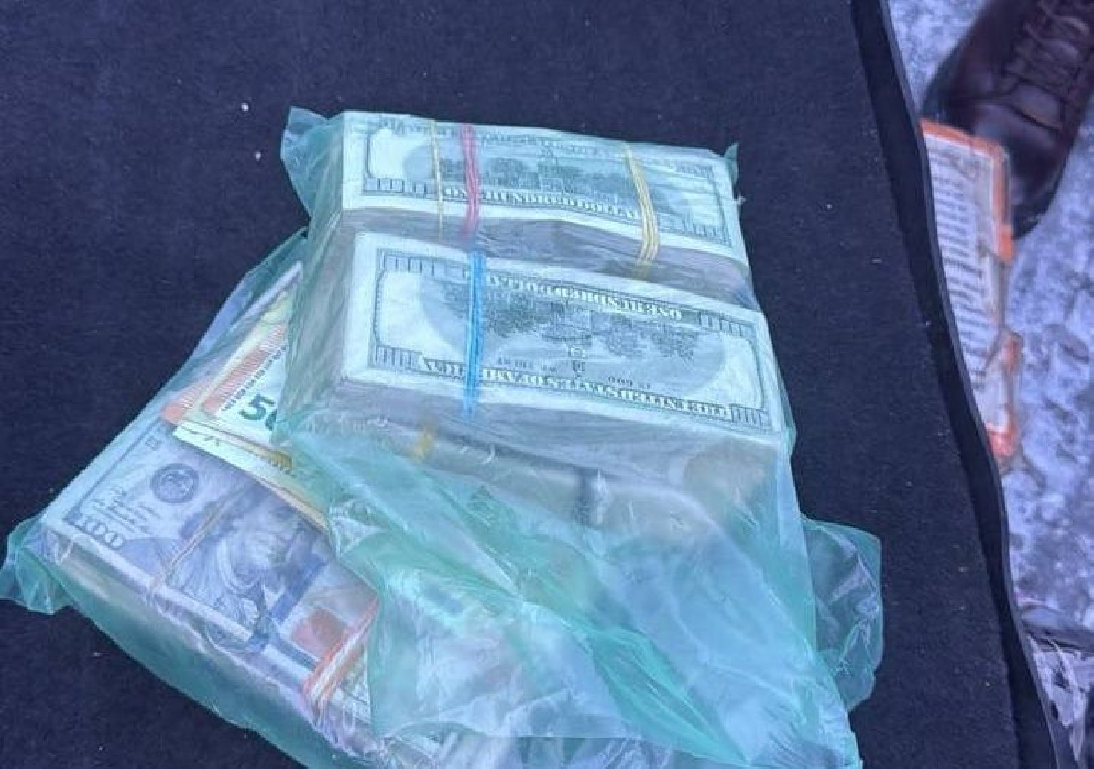 Россиянин пытался вывезти в Грузию через Верхний Ларс более 150 тысяч долларов