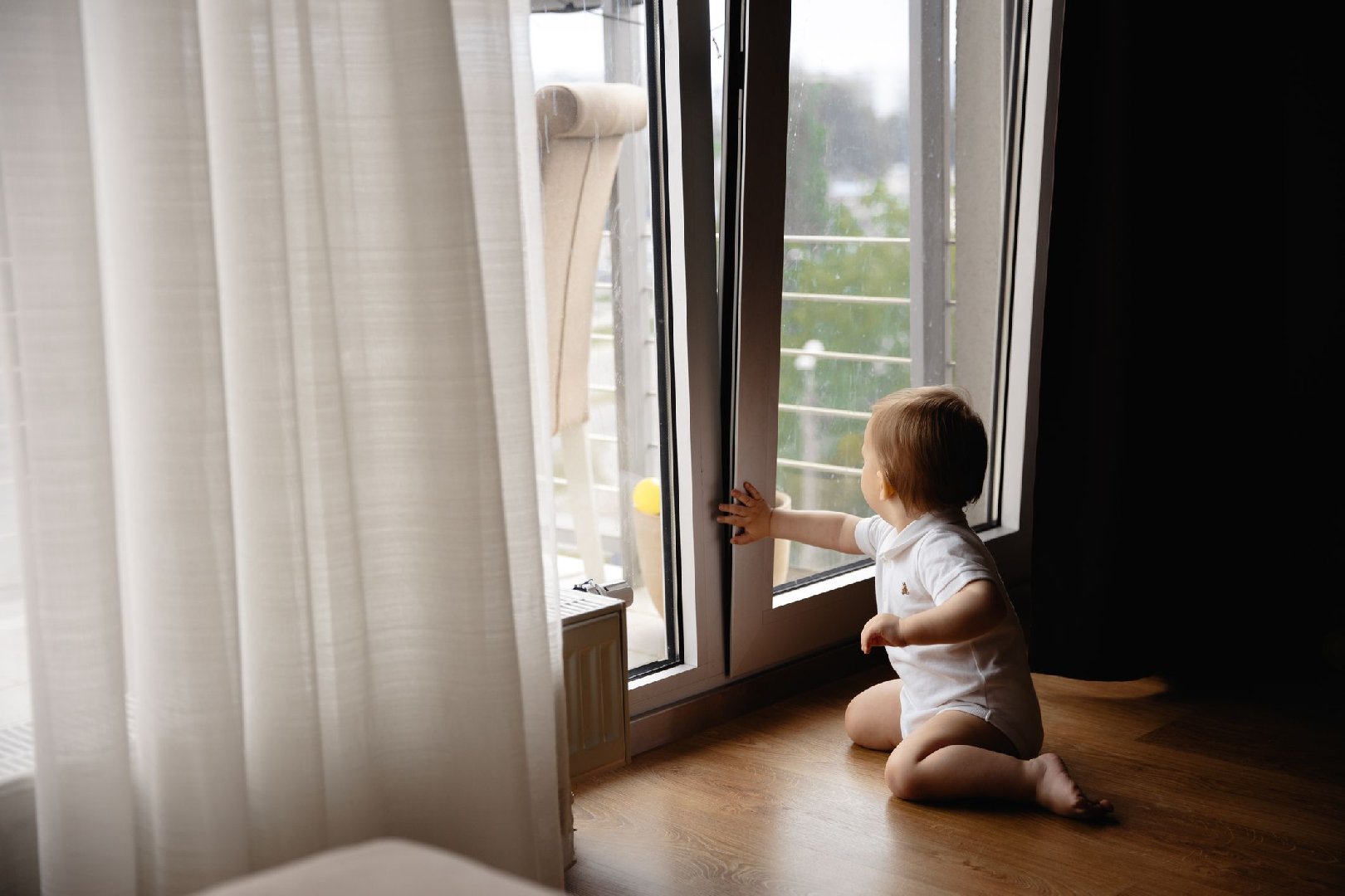 Полуторагодовалая малышка выпала из окна восьмого этажа в российском регионе