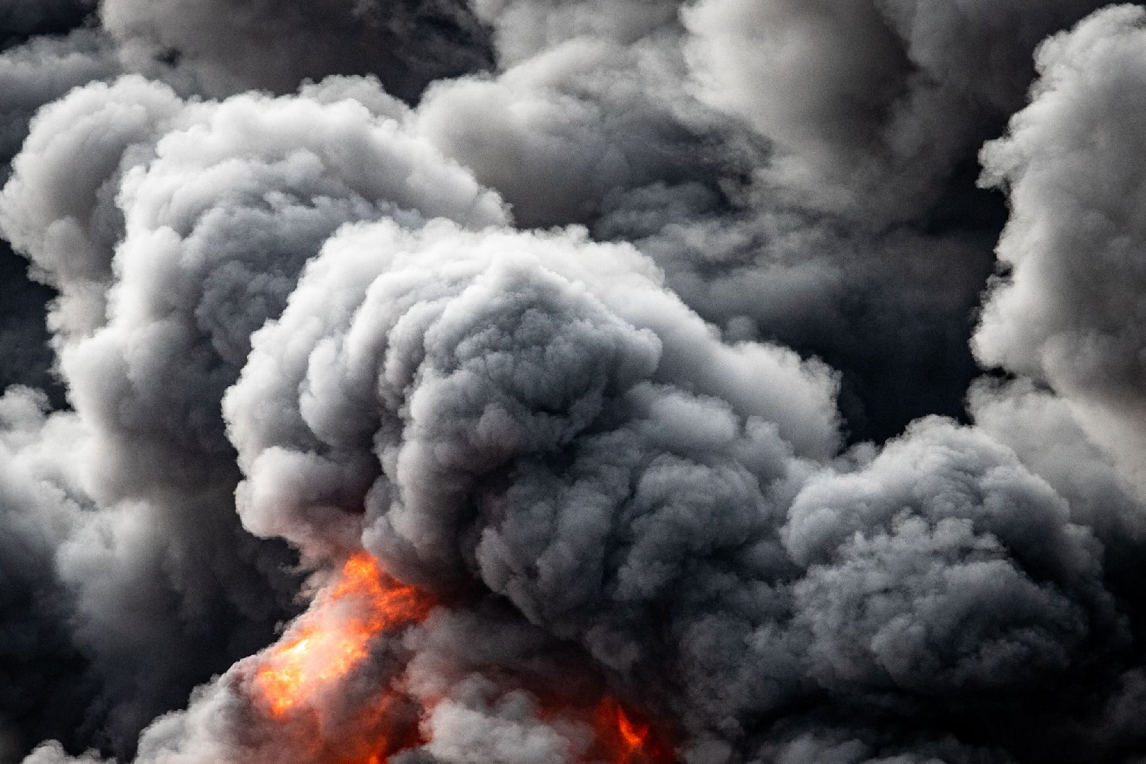 SHOT: В Сочи раздались взрывы со стрельбой, воет сирена воздушной опасности