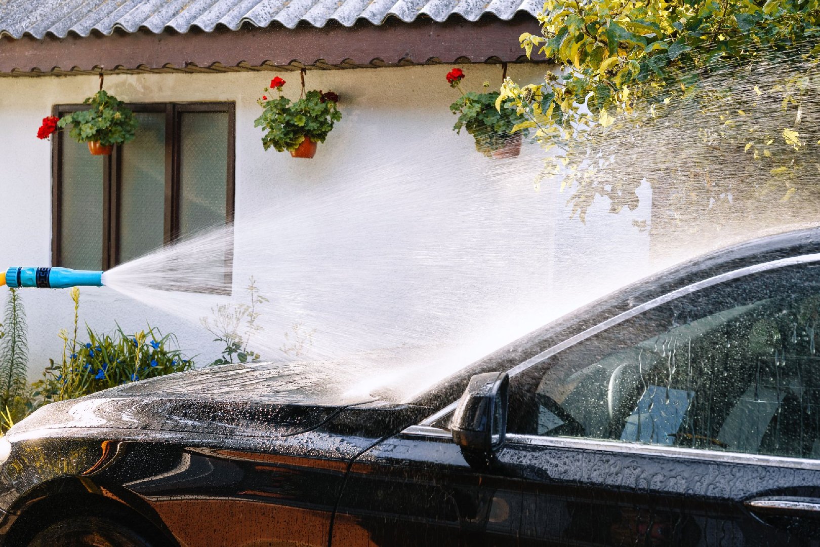 Юрист предупредила о штрафе за мытьё машины на даче