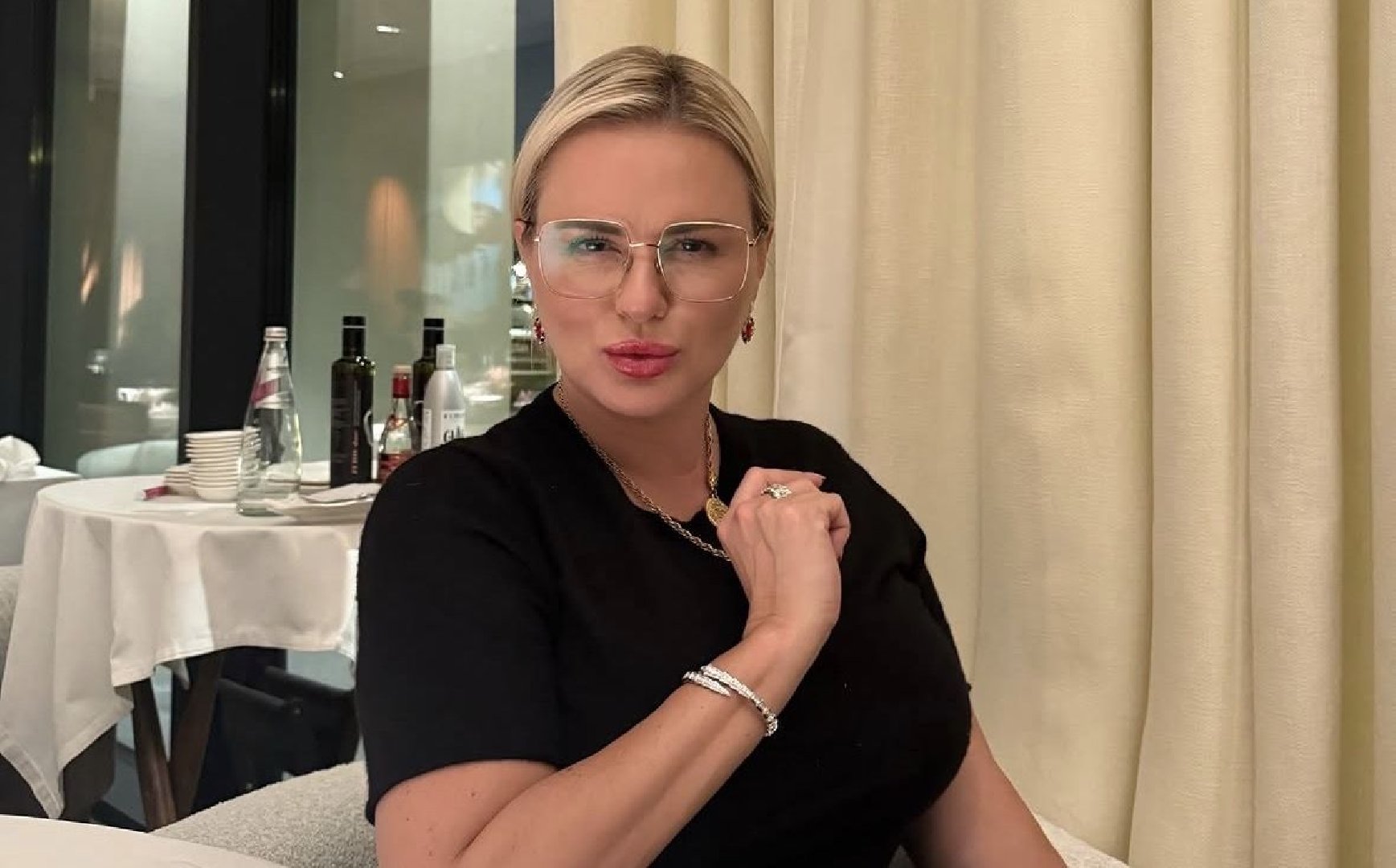&laquo;Всё про деньги, тачки, цацки&raquo;: Анна Семенович сравнила песни 90-х и современные треки