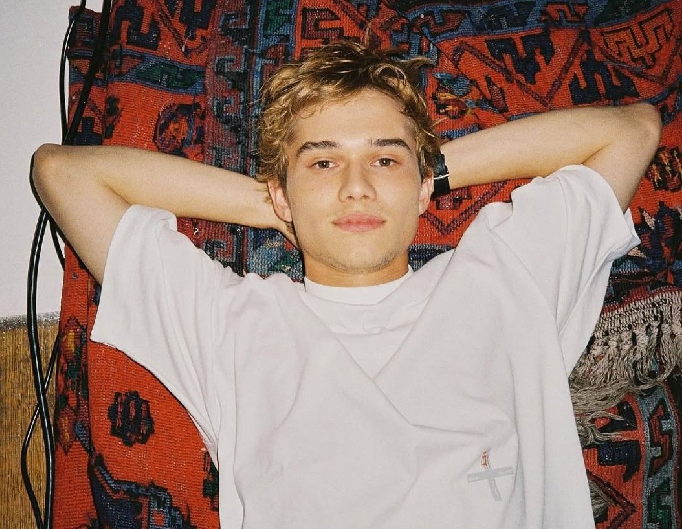 Проиграл суд и целовался с 14-летней: как звезда &laquo;Слова пацана&raquo; Рузиль Минекаев стал одним из самых востребованных молодых актеров, и кто его жена?