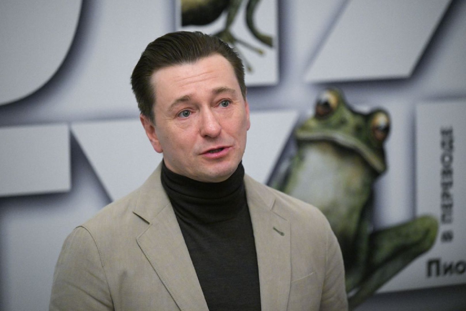 Сергей Безруков остался без волос: актер предстал в неожиданном образе в новом комедийном фильме