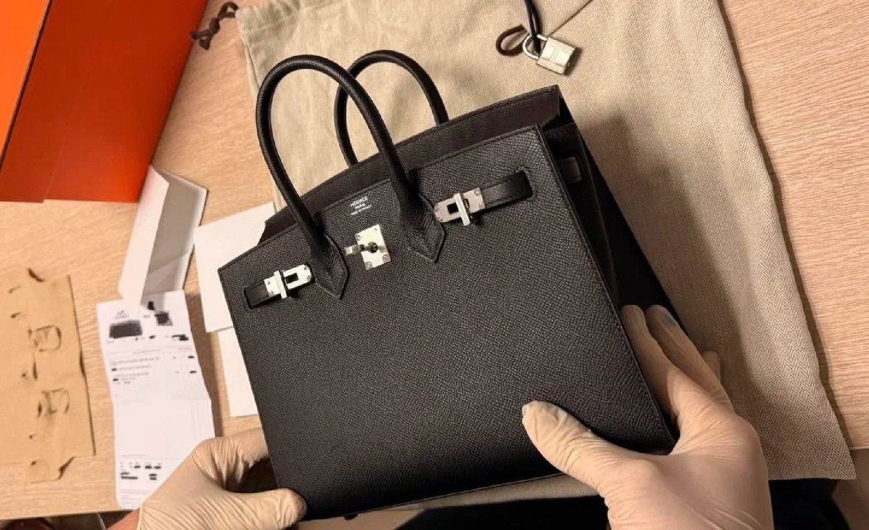 Незадекларированную сумку Hermes обнаружили таможенники у пассажирки в аэропорту Жуковский
