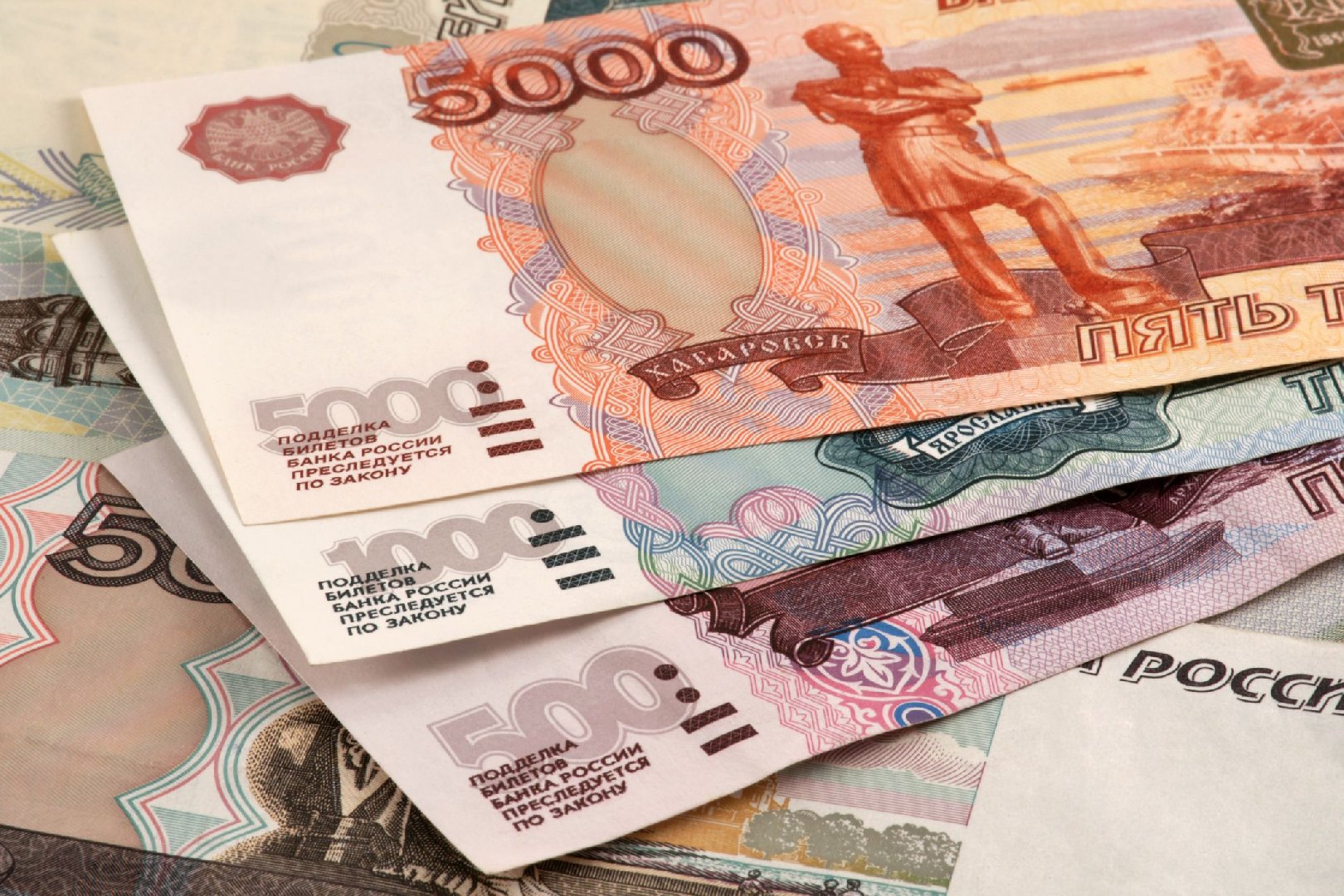 Сочинец наносил на купюры надписи, порочащие российскую армию