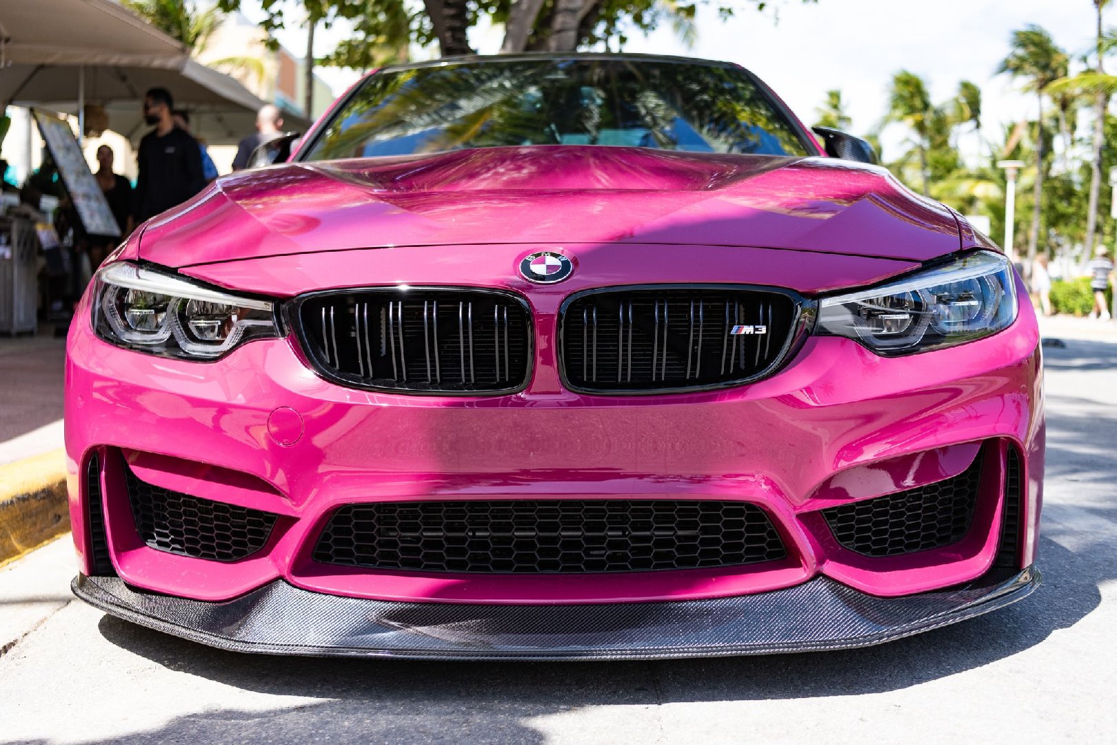 На перекрёстке в Троицке BMW розового цвета влетела в опору светофора