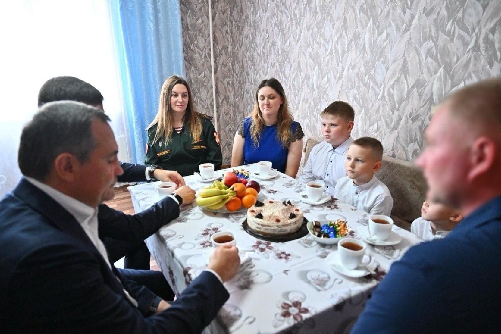 Спикер Мособлдумы Брынцалов навестил многодетного участника СВО из Балашихи