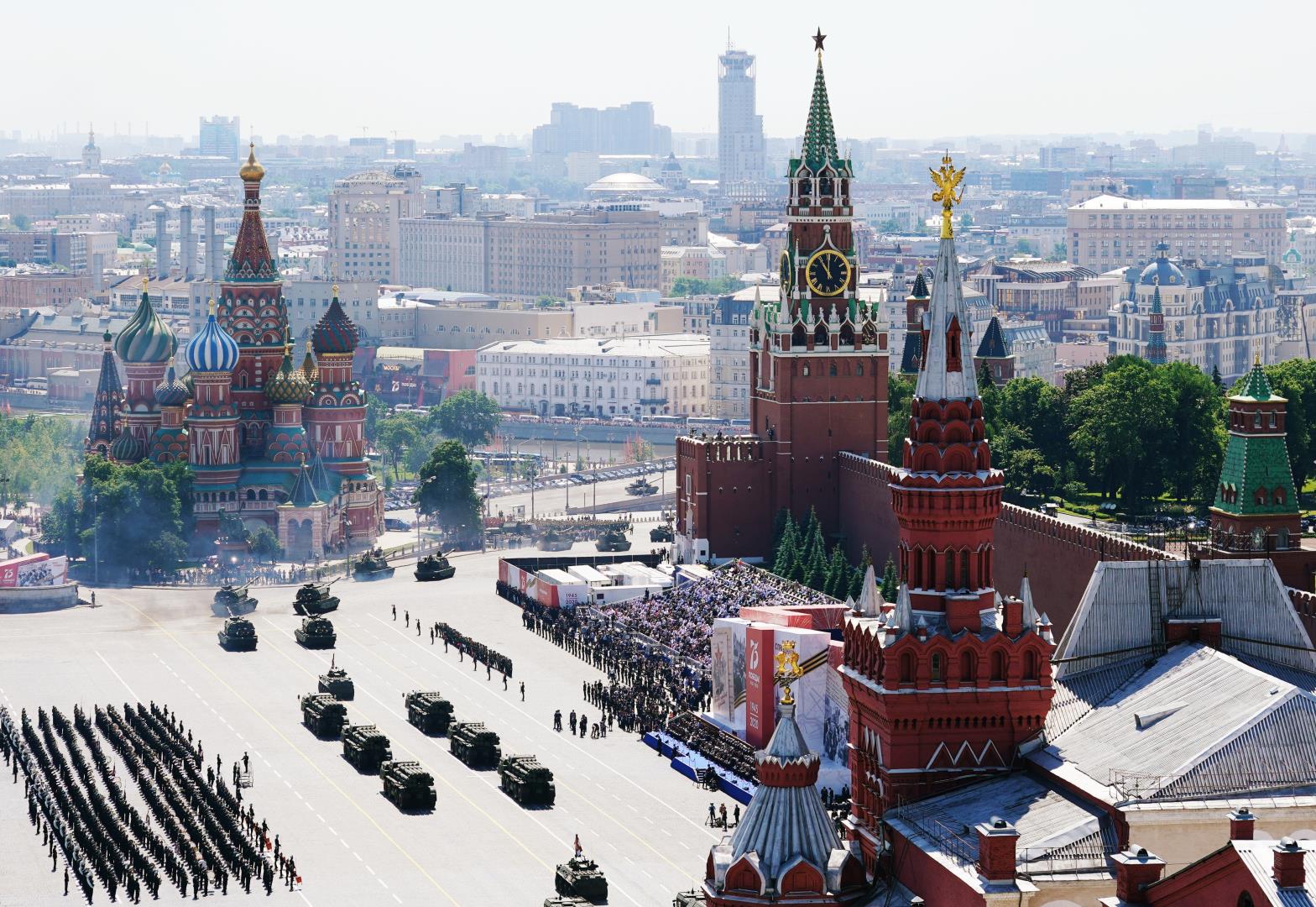 Три ветерана из Подмосковья посетили парад Победы на Красной площади |  Радио 1