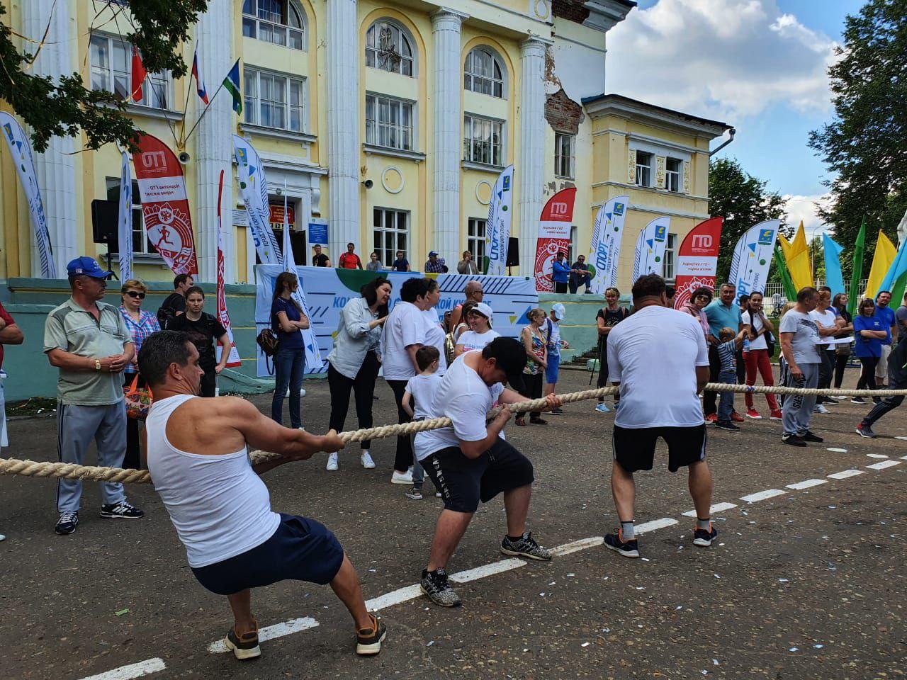 Спортивные праздники в апреле. День физкультурника. День физкультурника площадки. День физкультурника спортивный праздник. Ступино день физкультурника.