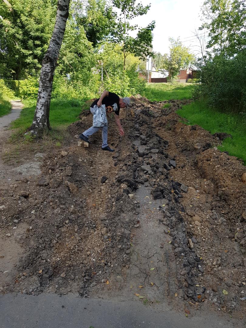 Не зарастёт народная тропа»: жители Серпухова жалуются на состояние  тротуара у дома | Радио 1