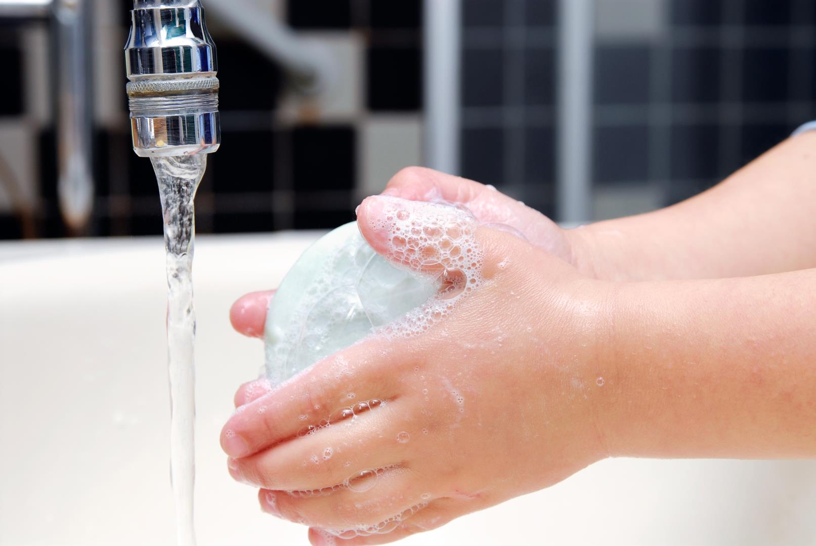 Помыть без воды как. Мытье рук. Мытье рук с мылом. Мыло для рук. Мытье рук для детей.