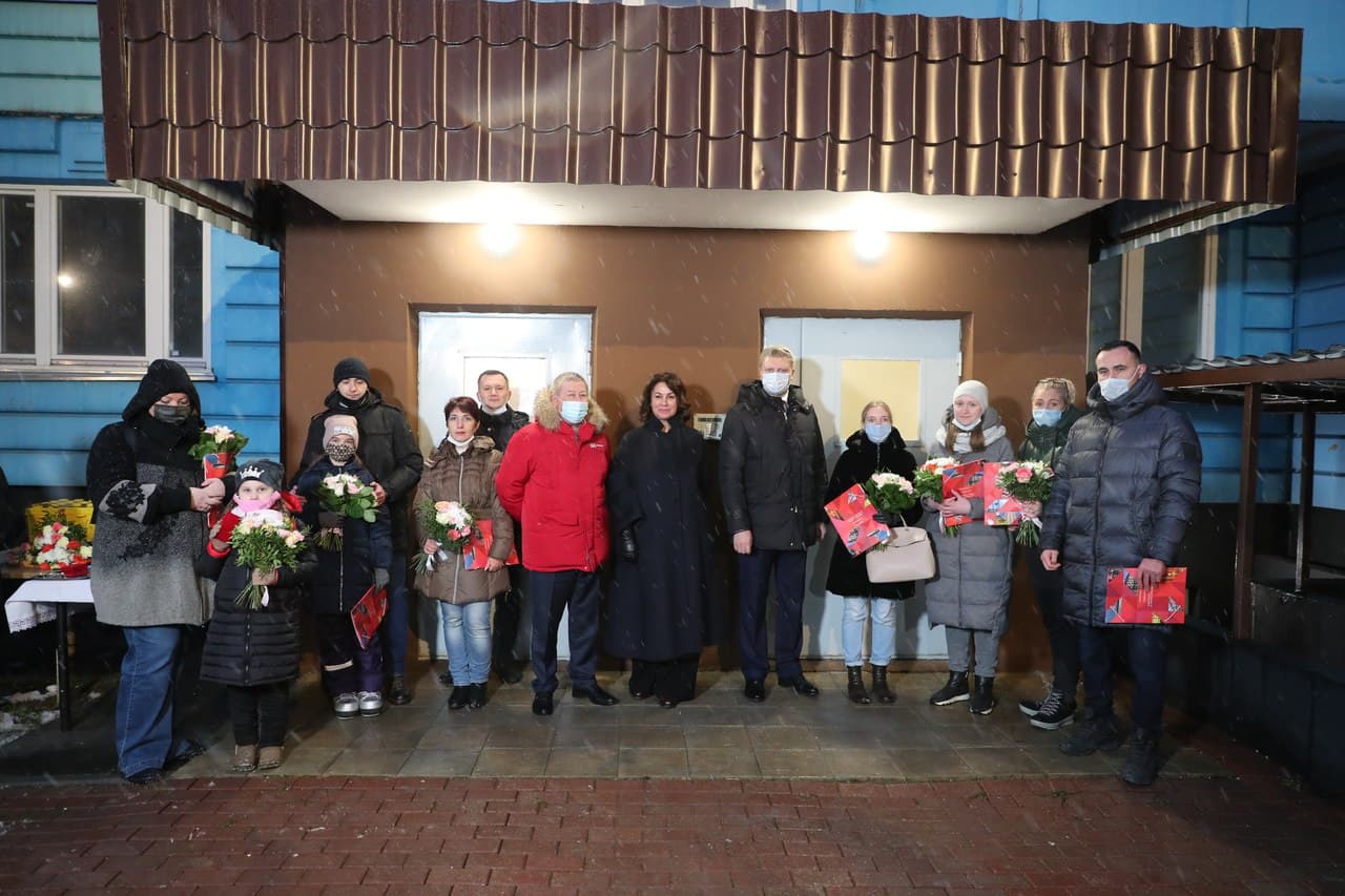 В Подмосковье вручили ключи дольщикам ЖК «Высокие Жаворонки» | Радио 1