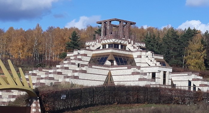 Домодедовская пирамида село никитское. Домодедовская пирамида фото. Пирамида майя в домодедово. Домодедово село никитское пирамида. Пирамида в домодедово в никитском.