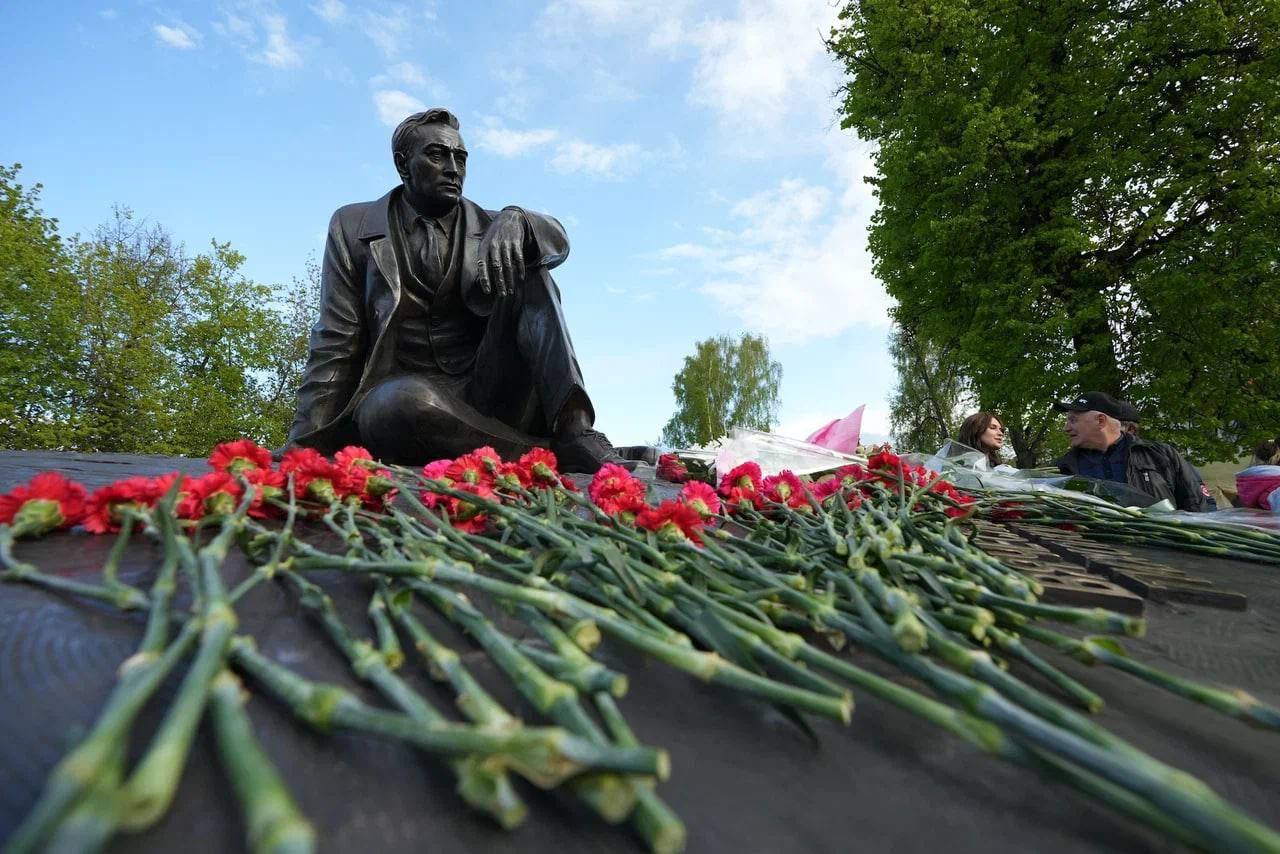 На родине Вячеслава Тихонова в Павловском Посаде открыли памятник актёру |  Радио 1