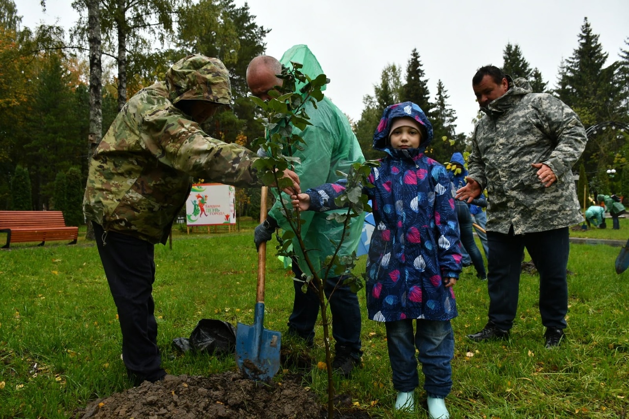 В парке Победы Талдома прошла акция «Наш лес. Посади своё дерево» | Радио 1