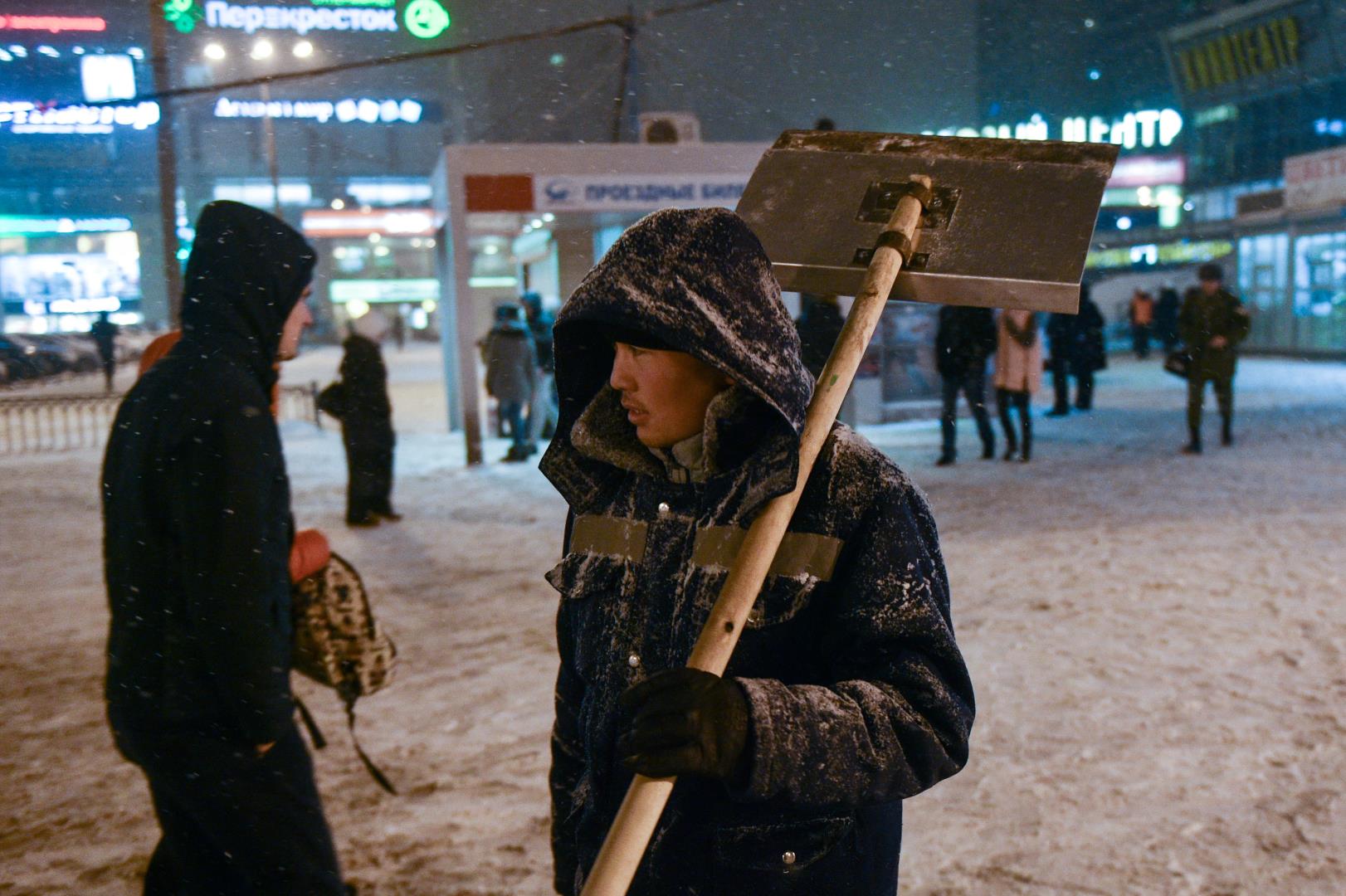 Приехали в москву на заработки. Мигранты дворники. Дворник в Москве.