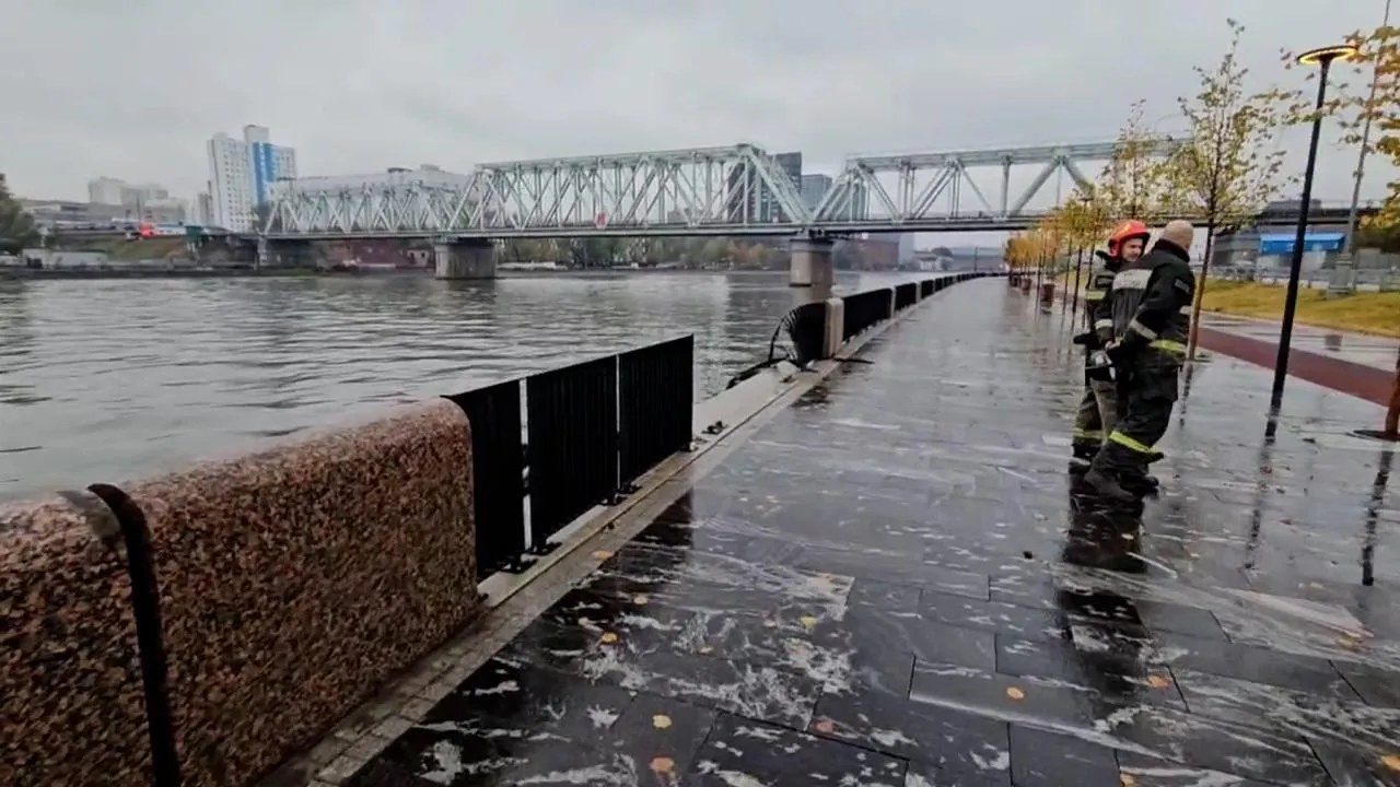 Появилось видео с места падения машины в воду на набережной Марка Шагала в Москве