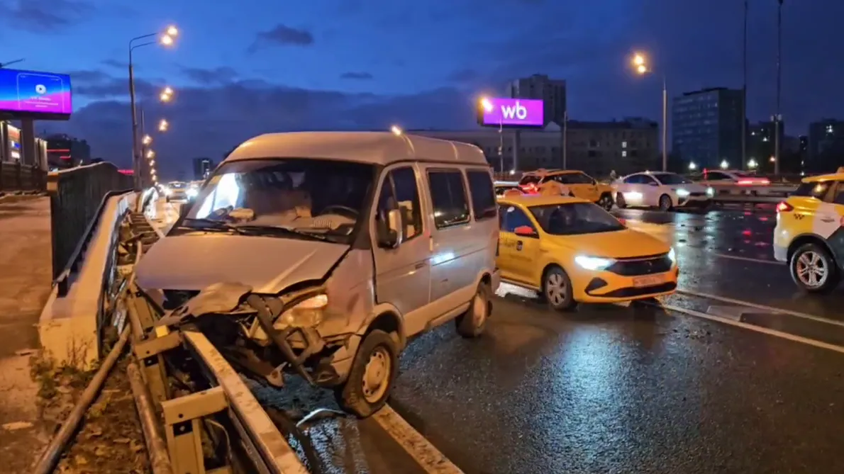 Массовая авария с 11 авто произошла на севере Москвы. Три человека пострадали