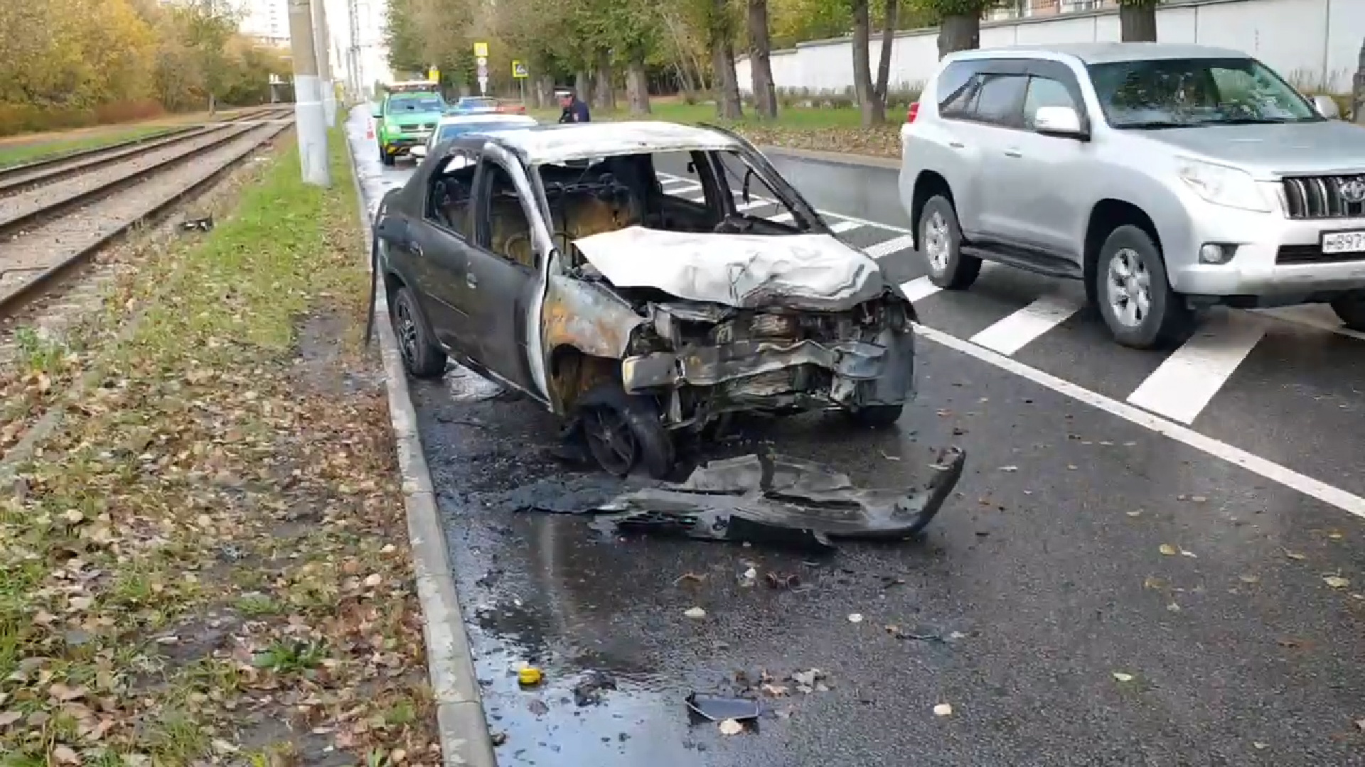 Renault Logan сгорел в Москве. Пострадали два человека