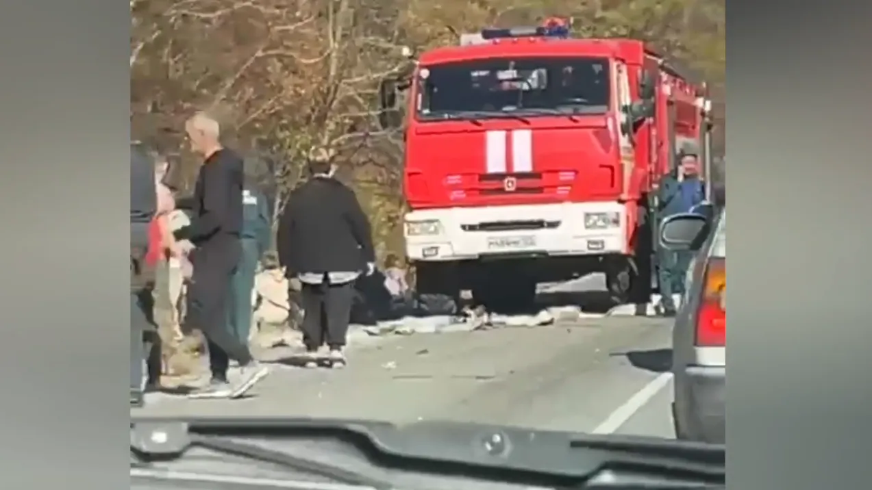 Появилось видео с места смертельного ДТП с туристическим автобусом в Приморье