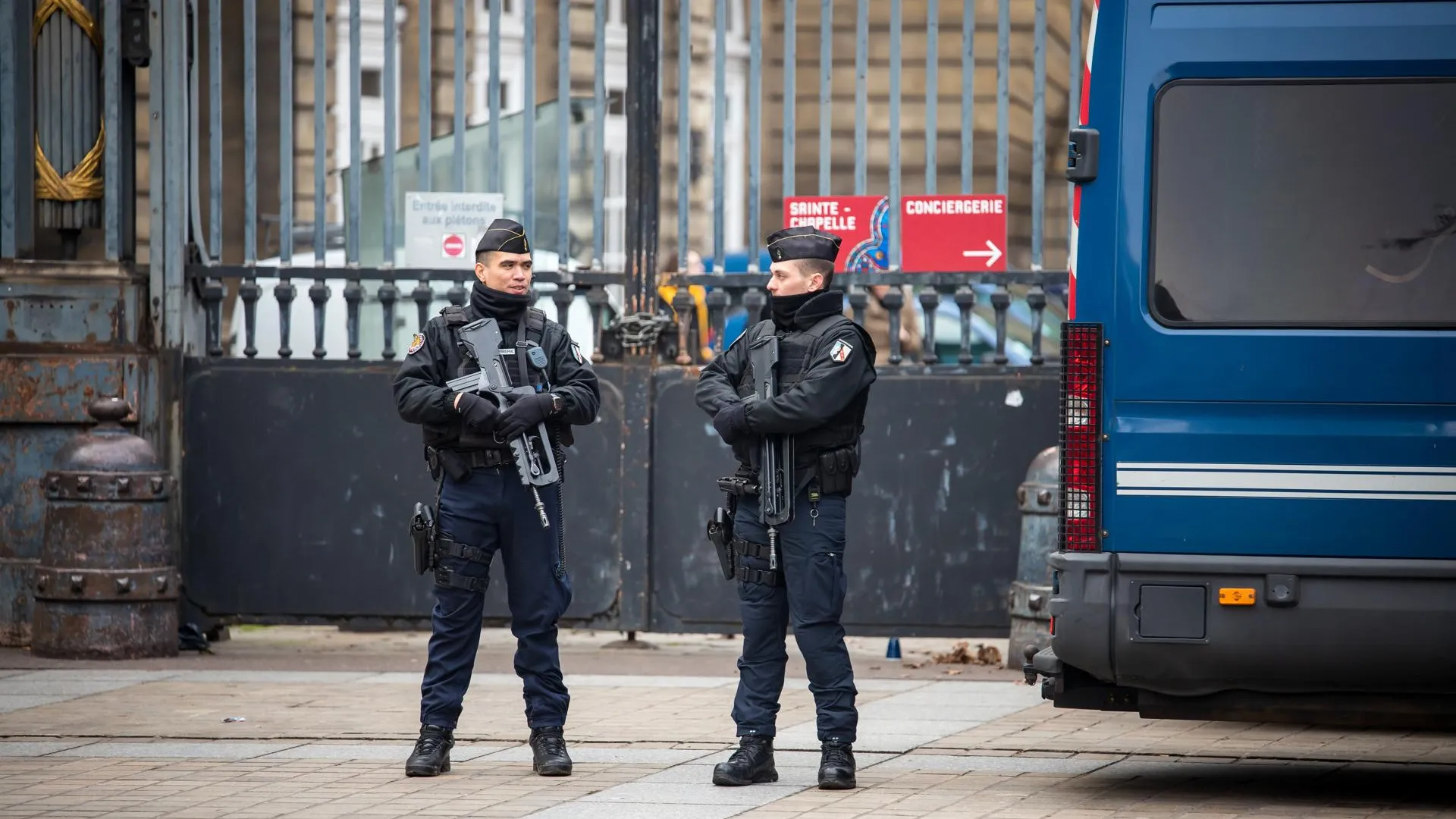 Женщина в Париже пригрозила взорвать метро. Полиция открыла по ней огонь —  СМИ | Российские новости - 360tv News