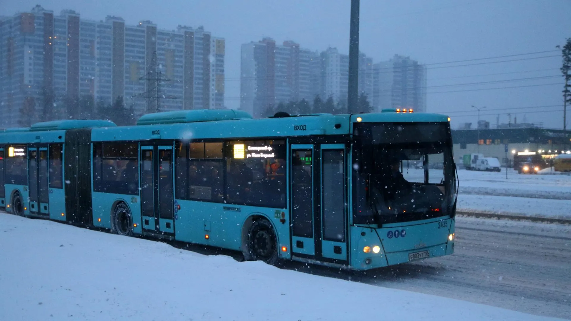 Женщина поскользнулась и попала под автобус на северо-западе Москвы |  Российские новости - 360tv News