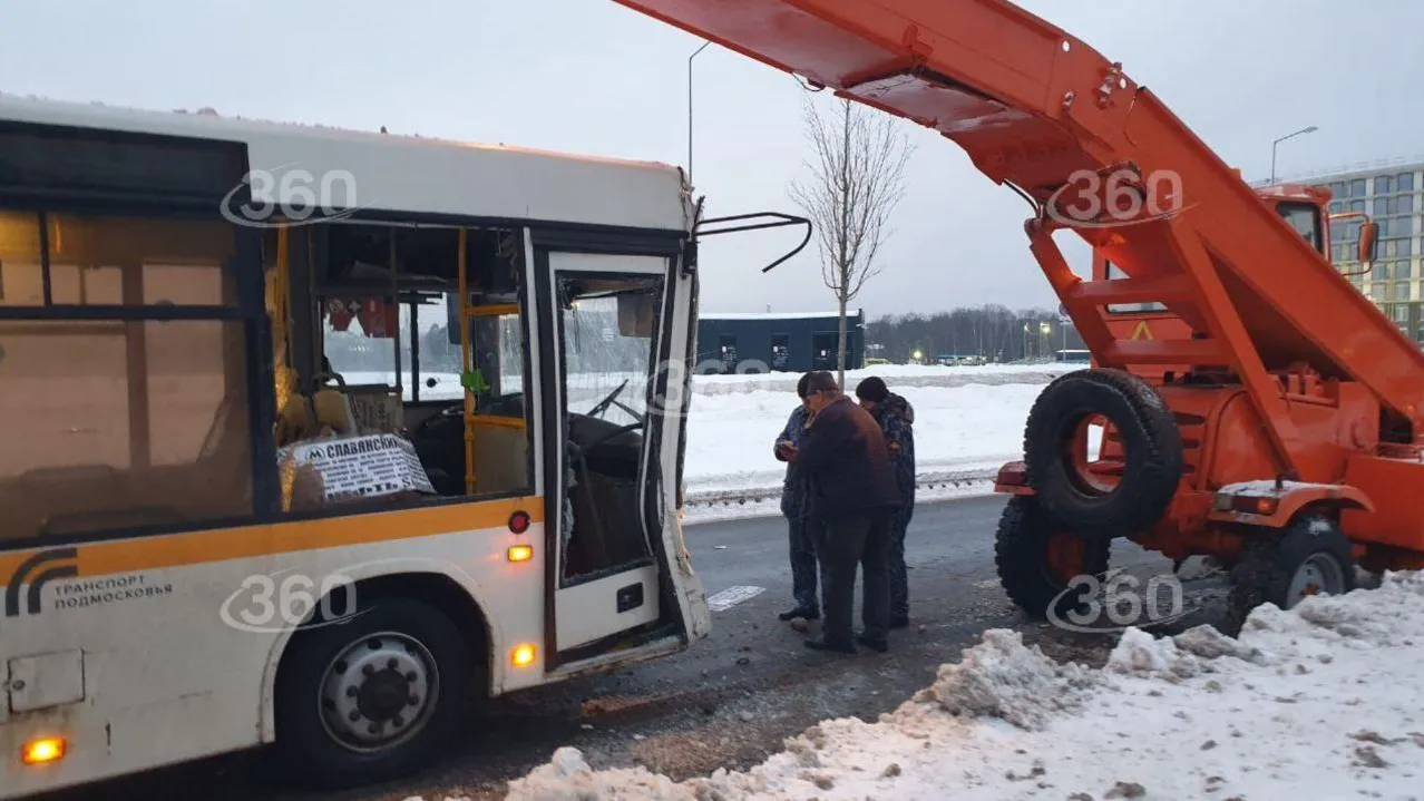 Два человека пострадали в ДТП с автобусом и трактором на западе Москвы |  Российские новости - 360tv News