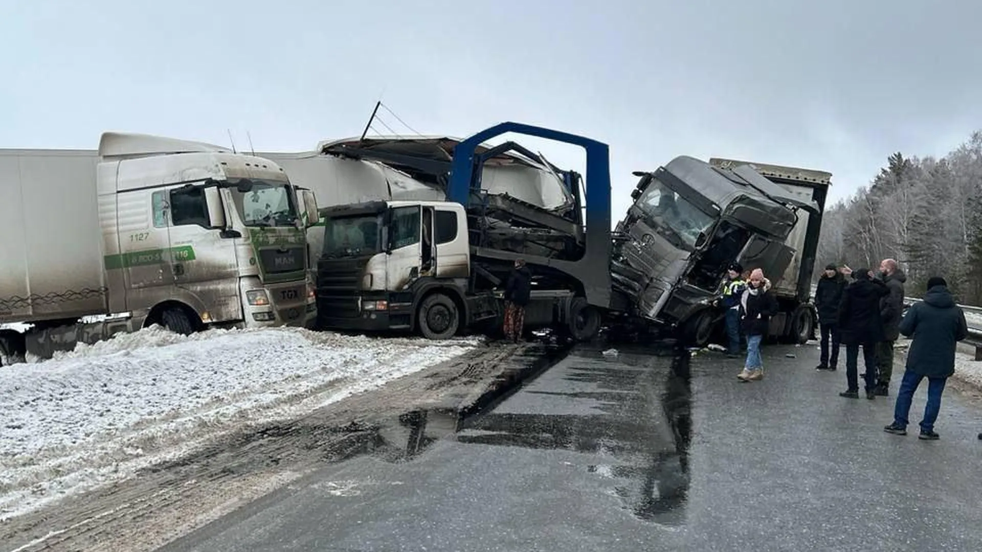 Авария большегрузов заблокировала движение на трассе в Свердловской области  | Российские новости - 360tv News