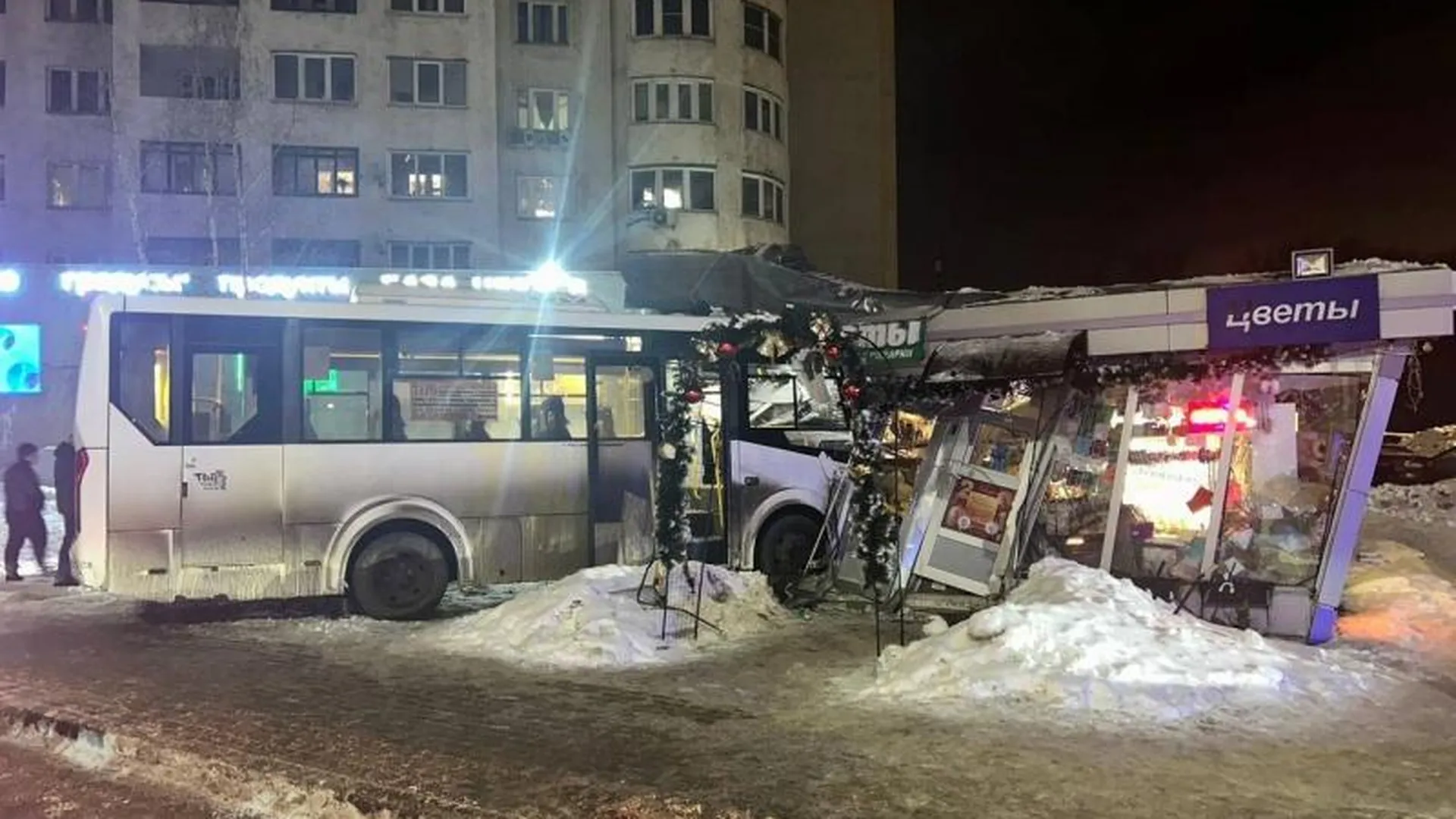 Автобус в Балашихе смял цветочный павильон. Появились фото с места ДТП |  Российские новости - 360tv News