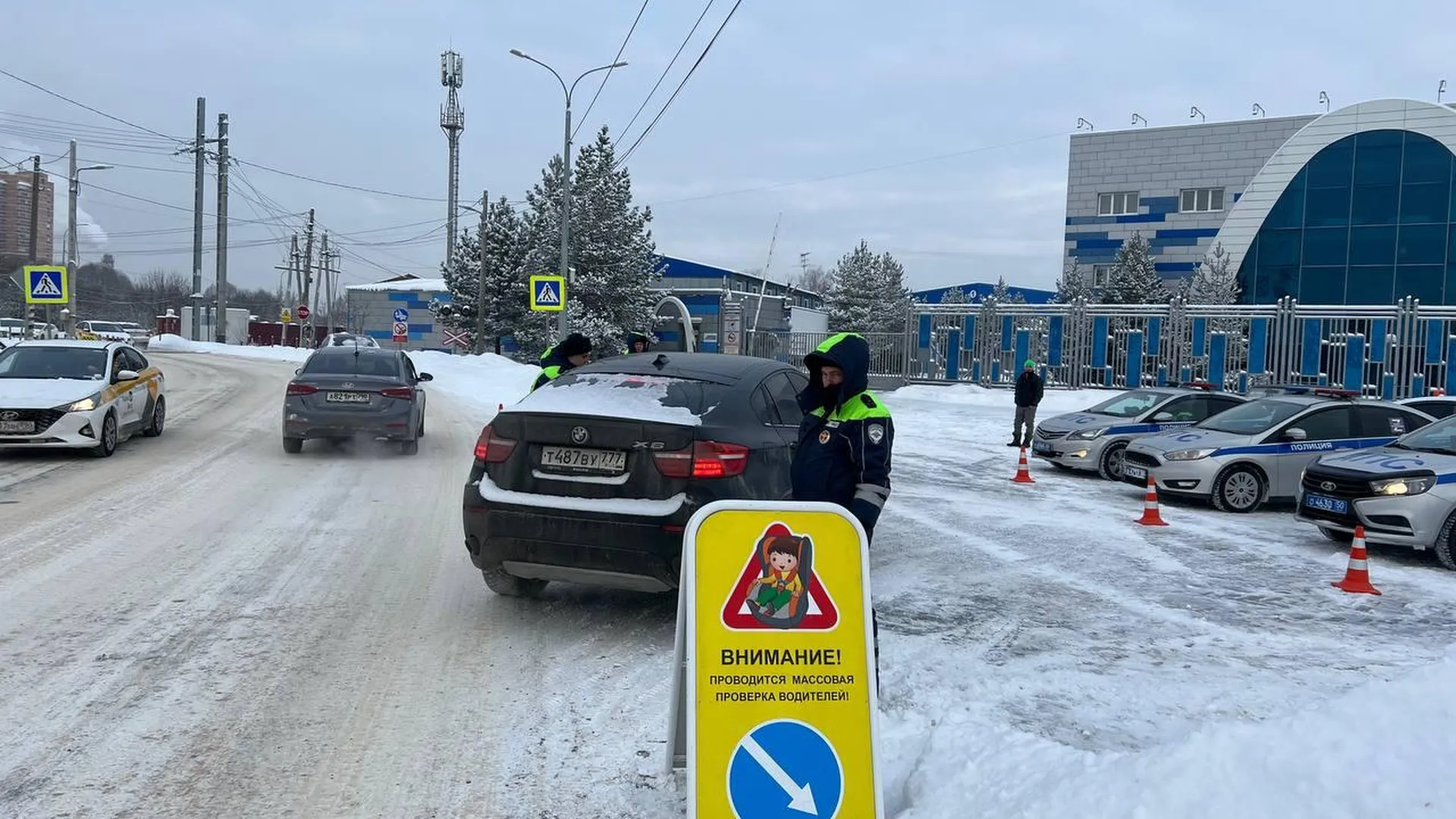 Госавтоинспекторы в Лобне провели профилактический рейд «Ребенок-пассажир»  | Российские новости - 360tv News