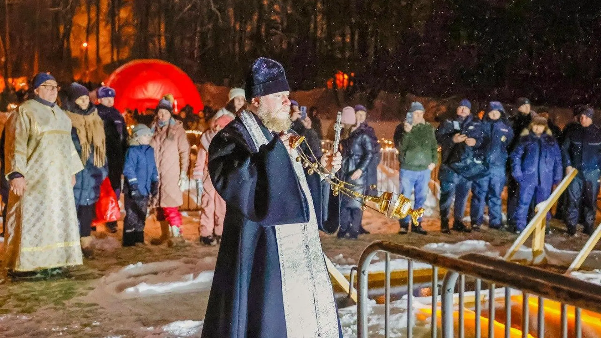 Свыше трех тысяч человек приняли участие в крещенских купаниях в Мытищах