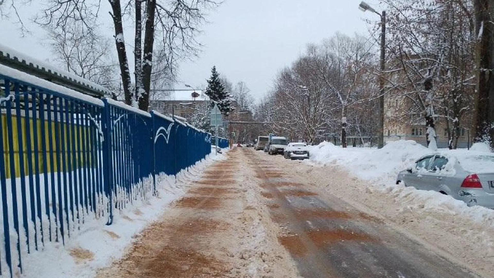 Подходы к детским садам и школам в Лобне расчистили от снега