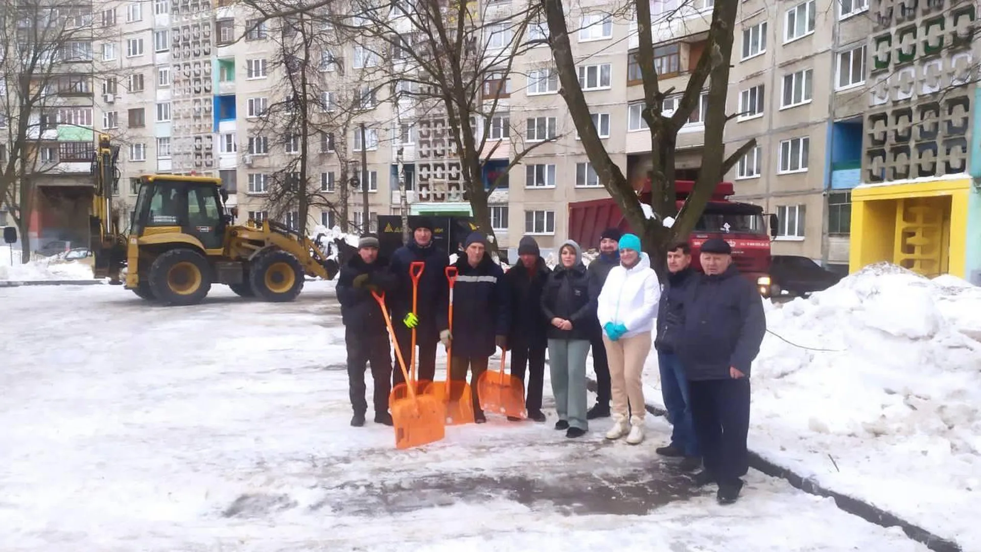 Жители Воскресенска расчистили от снега парковки и дорожки в двух дворах