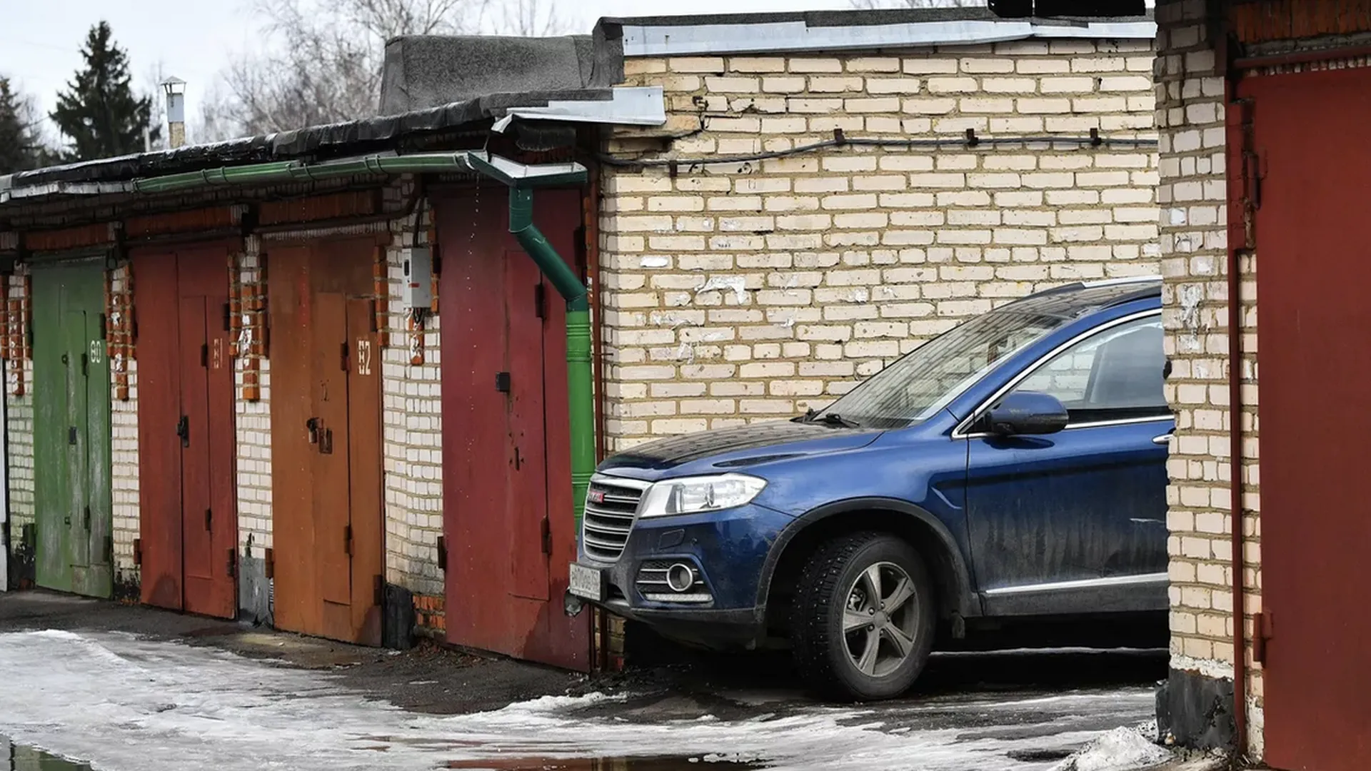 Трупы двух мужчин нашли в запертом изнутри гараже в Татарстане | Российские  новости - 360tv News