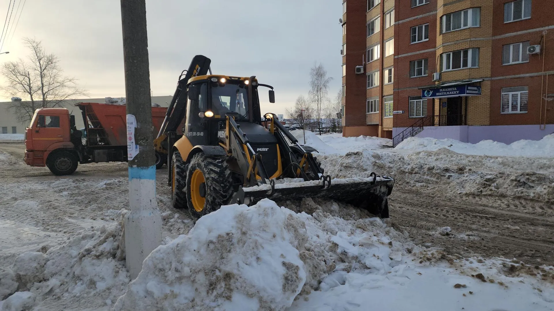 Масштабная уборка снега началась на улицах городского округа Шатура |  Российские новости - 360tv News