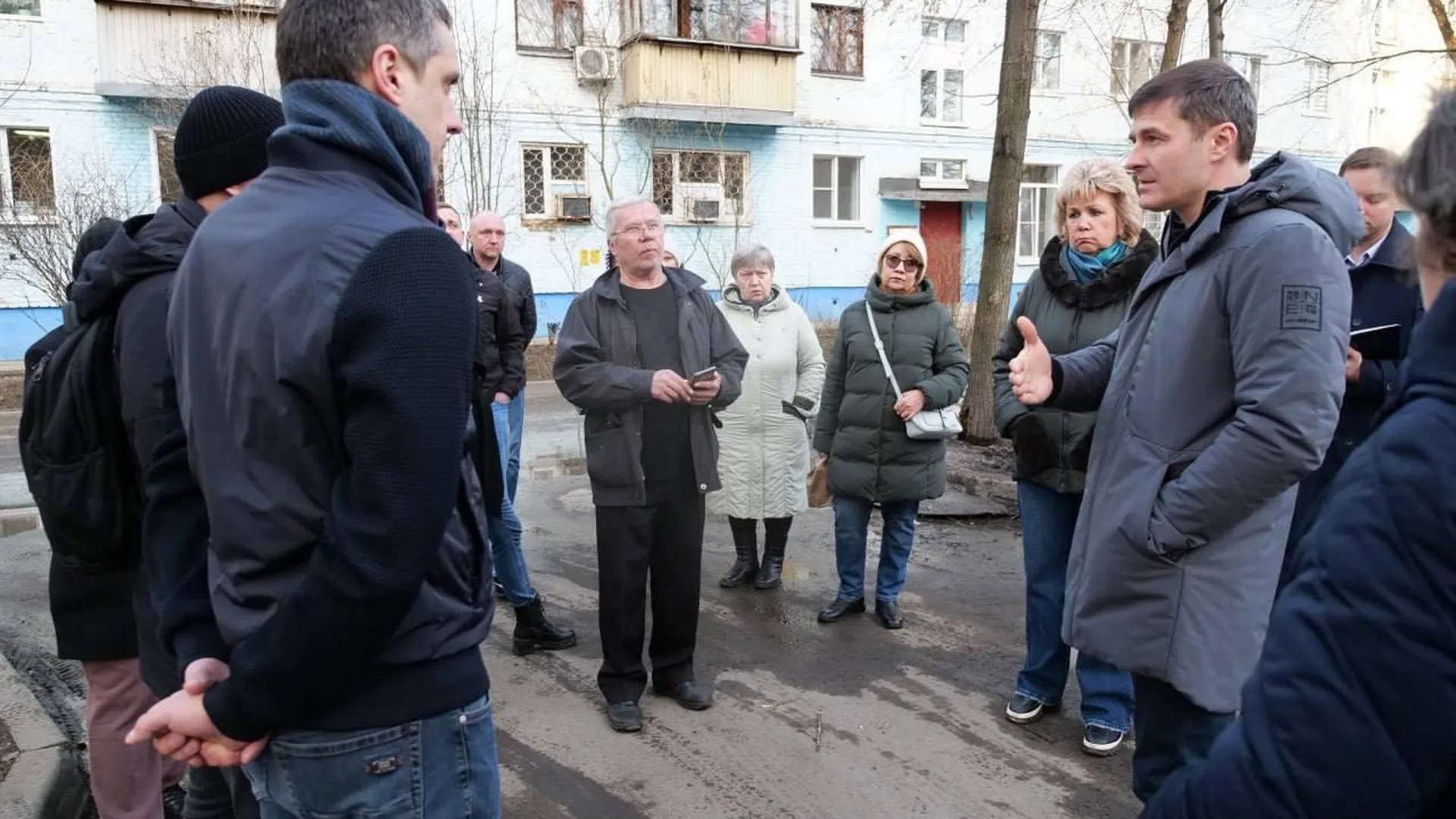 Глава Люберец Волков обсудил с жителями вопросы содержания придомовых  территорий | Российские новости - 360tv News