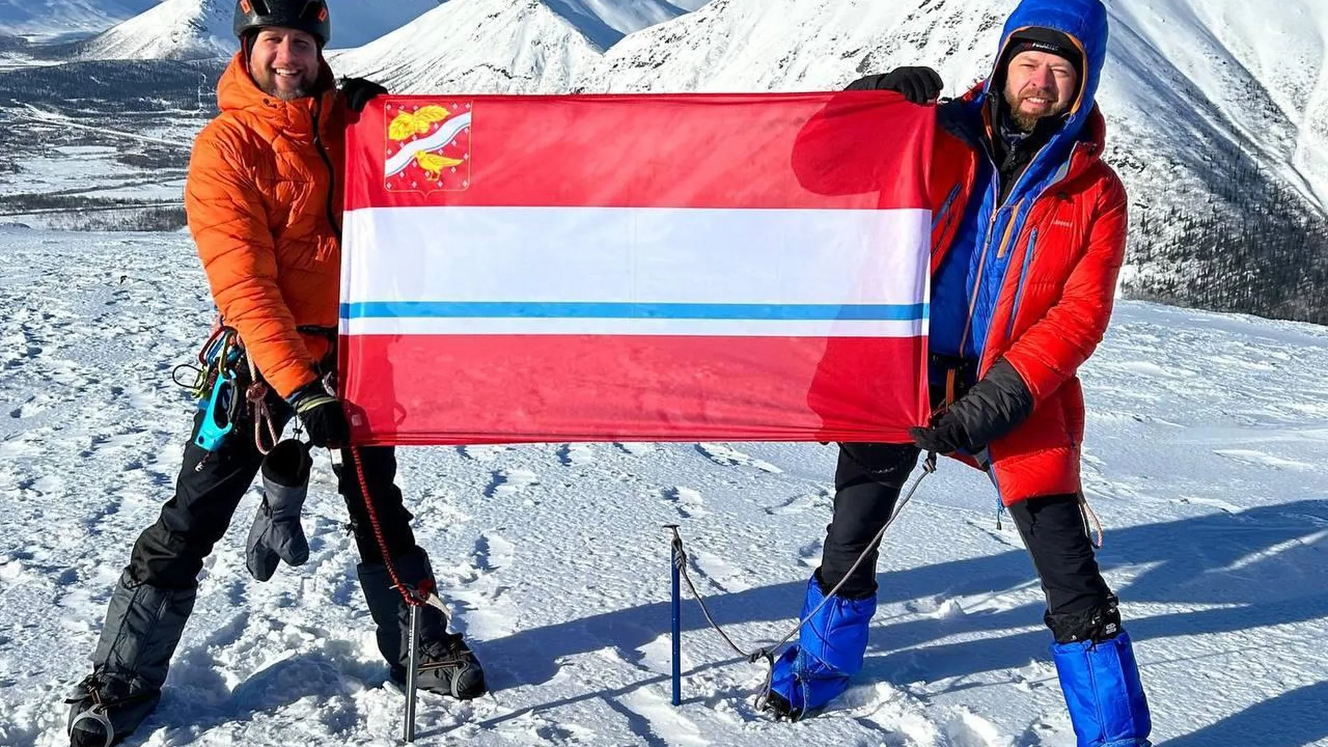 Флаг Орехово-Зуева подняли на горе Айкуайвенчорр в Хибинах | Российские  новости - 360tv News