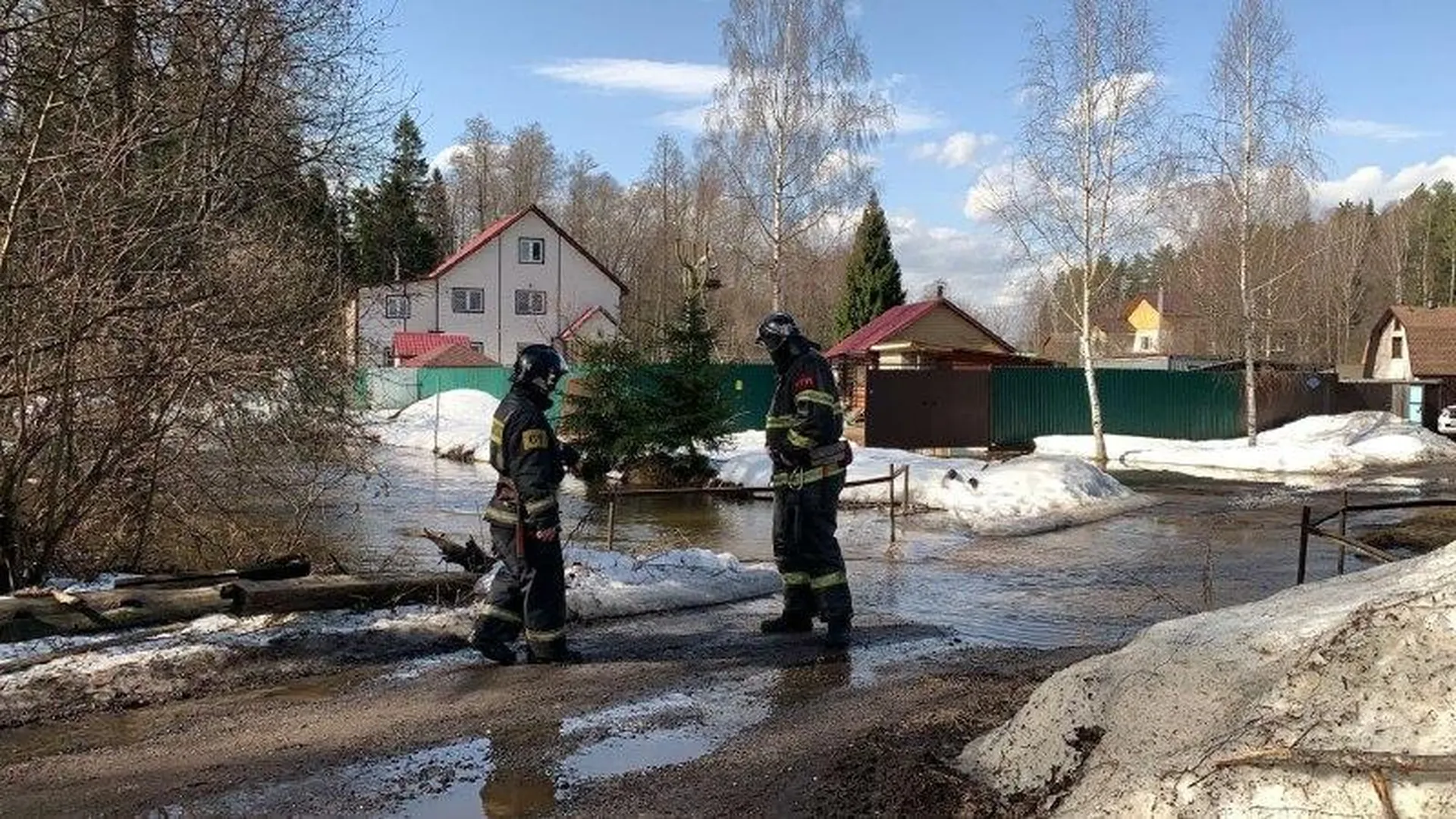 Дежурство спасателей организовали в подтопленных СНТ Красногорска и Лосино-Петровского  | Российские новости - 360tv News