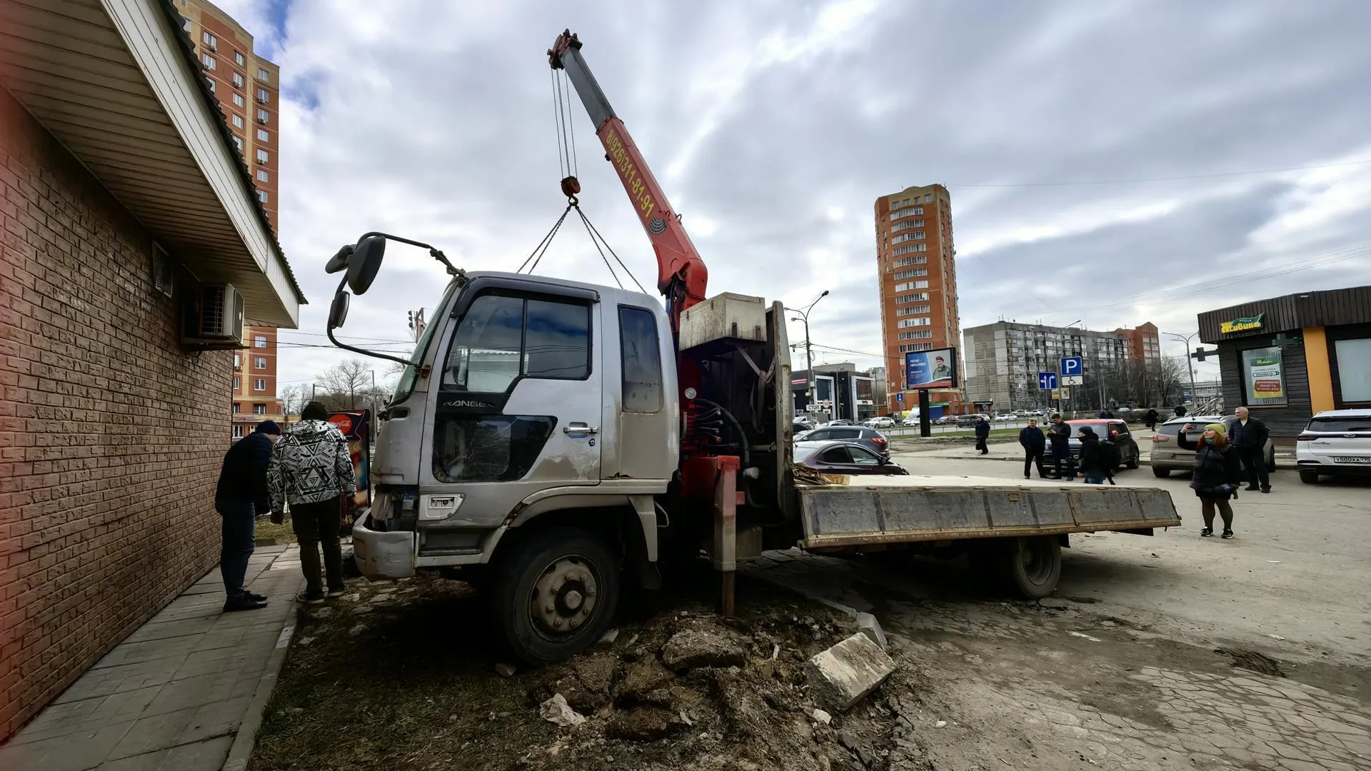 Демонтаж портящих облик города торговых павильонов начался в Щелкове |  Российские новости - 360tv News