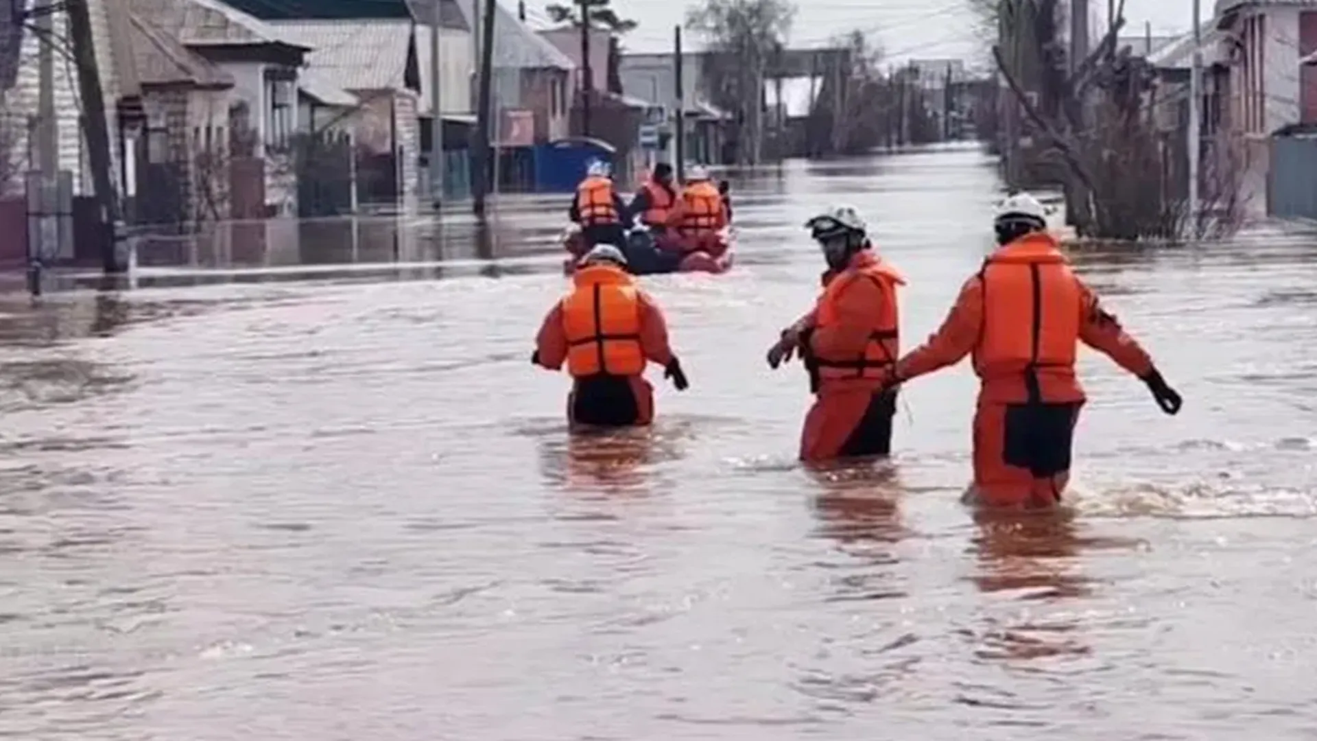 Вода подступила к многоэтажкам в Оренбурге | Российские новости - 360tv News