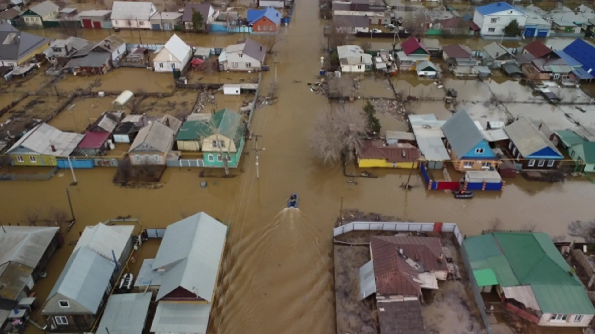 Появилось видео с вышедшей из берегов Елшанкой в Оренбуржье