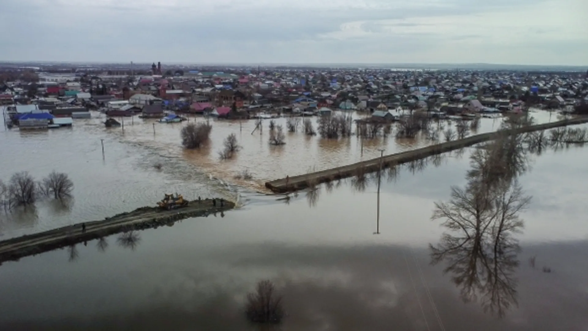 Дома по крышу в воде. Как сейчас выглядит дамба после прорыва в Орске |  Российские новости - 360tv News