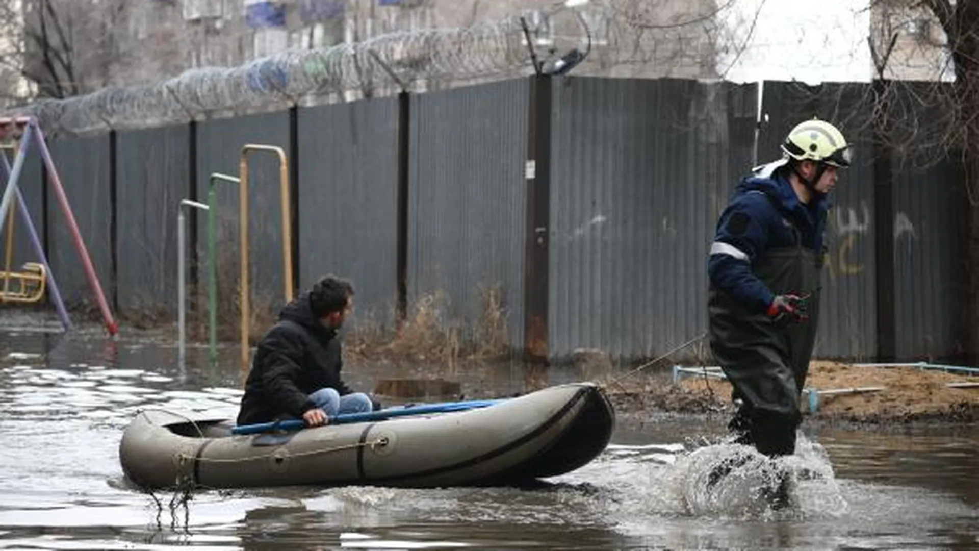 Час в холодной воде. Лодка с детьми перевернулась при эвакуации в Самарской  области | Российские новости - 360tv News