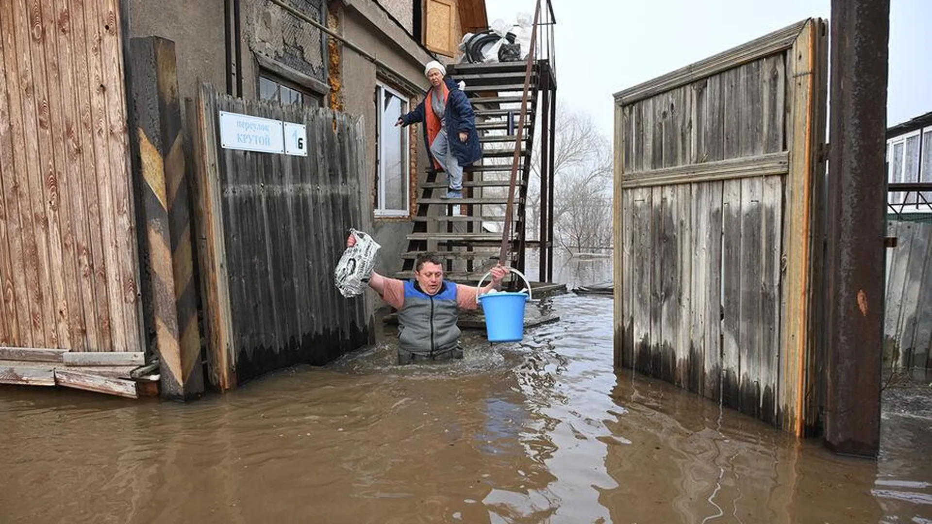 Вода подобралась к многоквартирным домам в Оренбурге | Российские новости -  360tv News