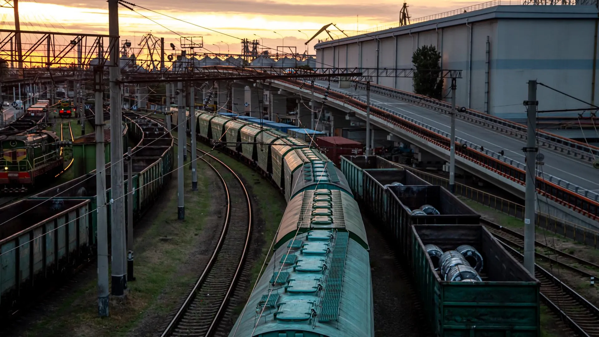 Зацепер погиб от удара током на крыше электрички в Москве | Российские  новости - 360tv News