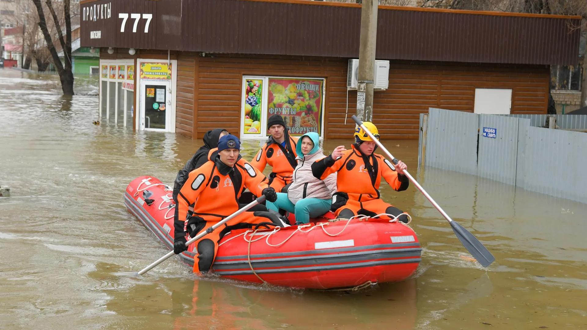 Эвакуацию объявили в поселке Тукай из-за перелива воды на частном  водохранилище | Российские новости - 360tv News