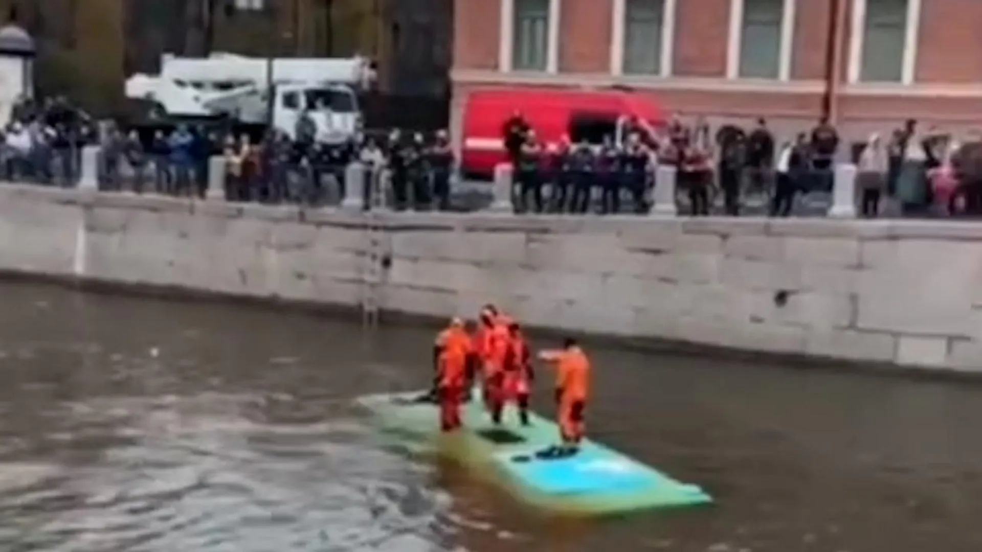 Появилось видео спасательной операции после падения автобуса в Мойку |  Российские новости - 360tv News