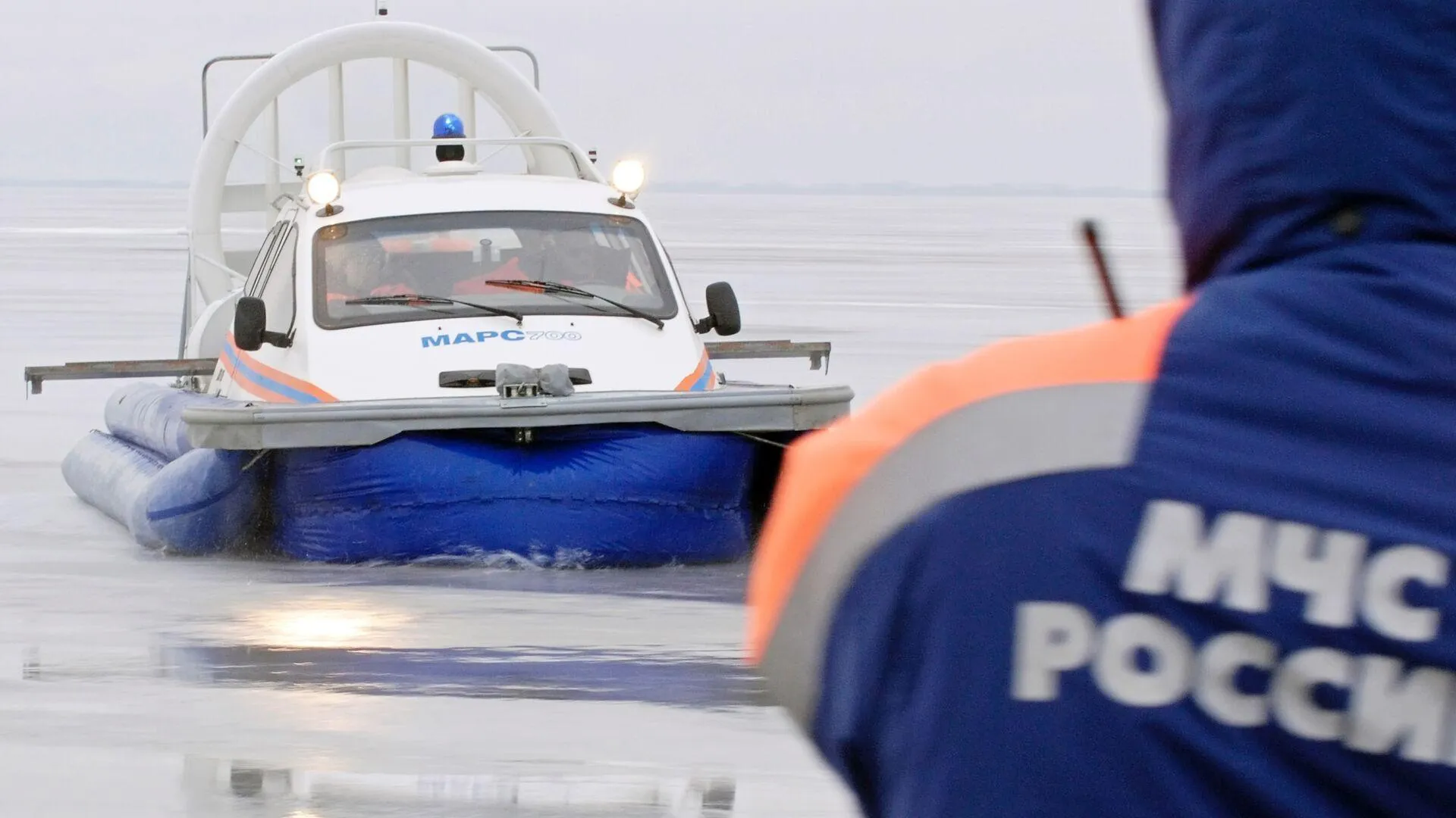 В Санкт-Петербурге автобус рухнул в Мойку после ДТП | Российские новости -  360tv News