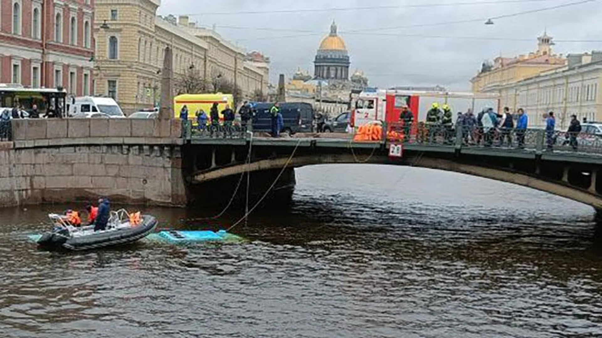 Один погиб, восемь спасены. Из рухнувшего в Мойку автобуса достали всех  людей | Российские новости - 360tv News